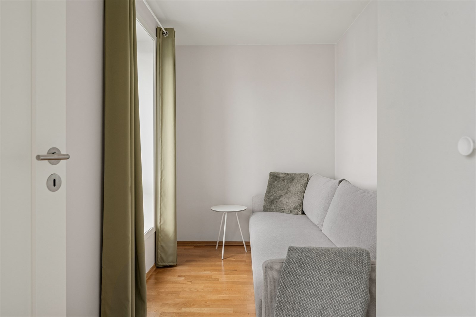 Soverom 2 er av noe mindre størrelse - ypperlig å benytte som barne-/gjesterom eller som et kontor. Galleribilde