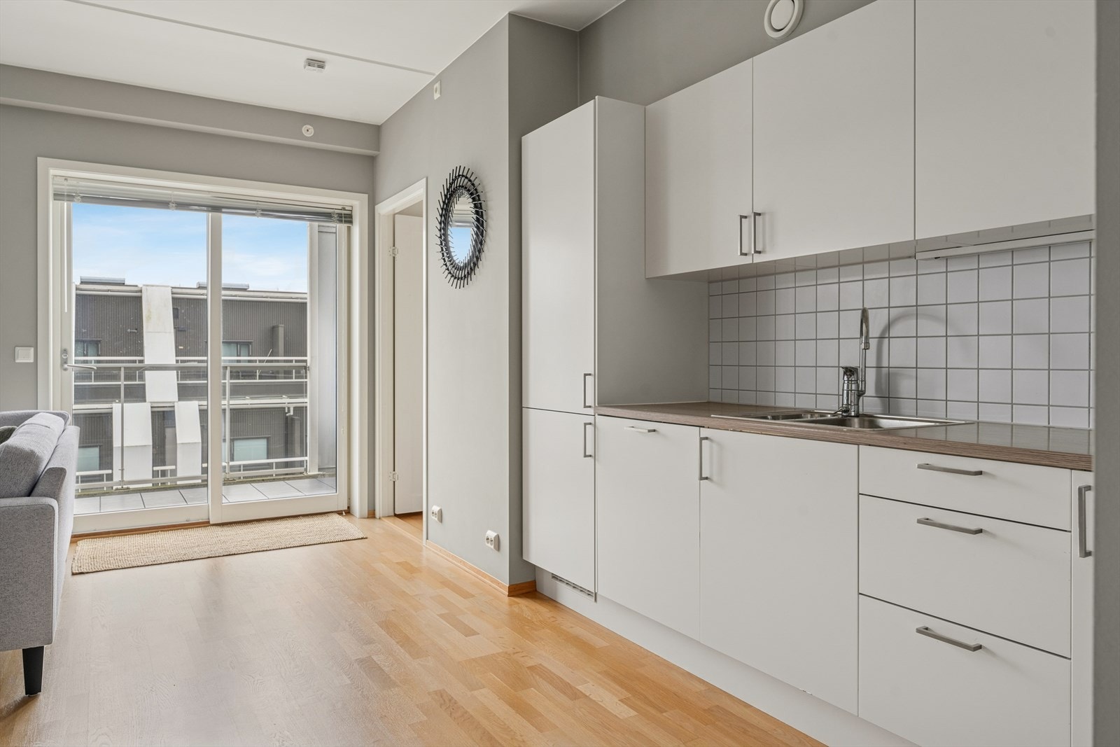 Parkettgulvet gir en varm og naturlig overflate i rommet. Galleribilde