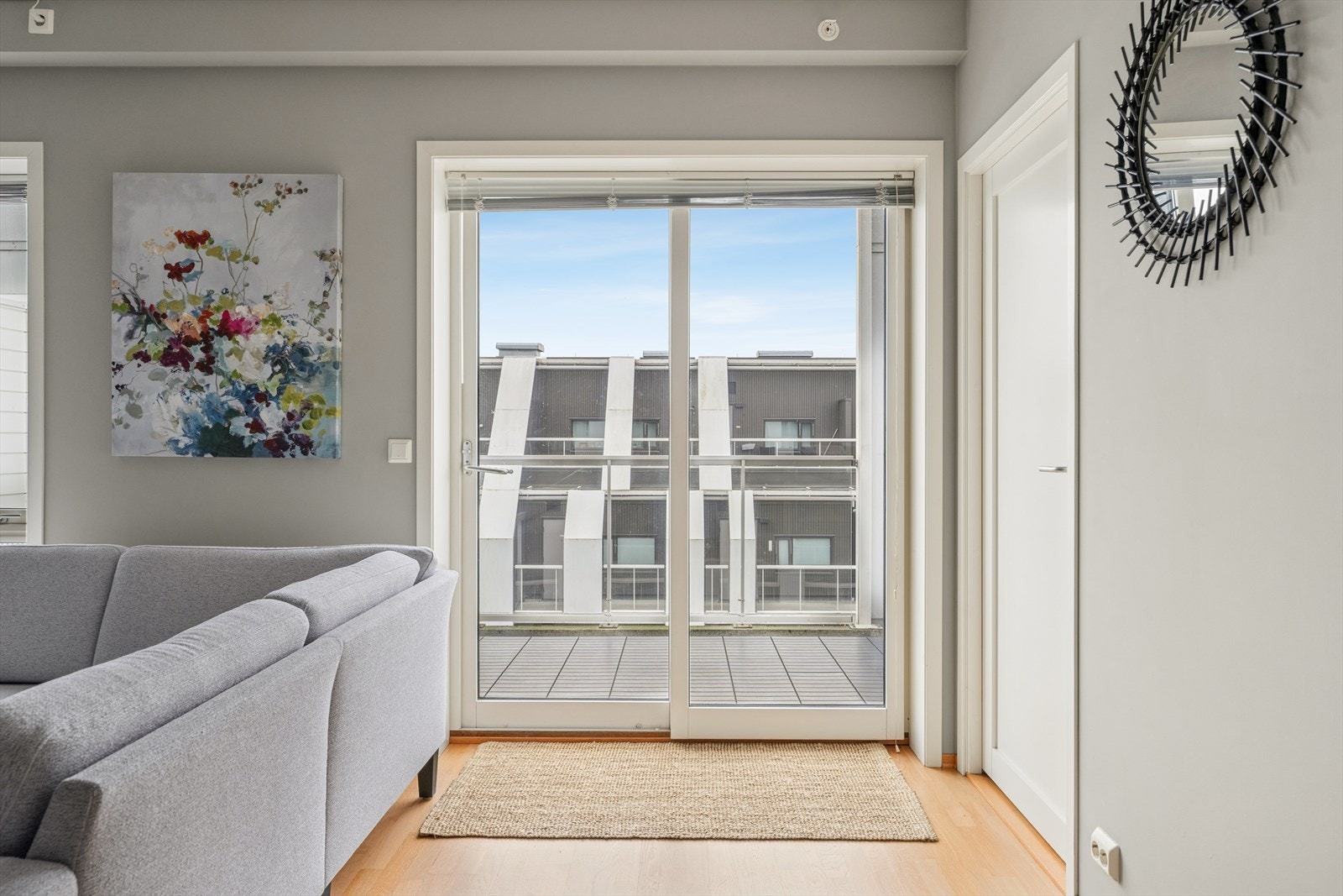 Store vindusflater slipper inn godt med naturlig dagslys, noe som skaper en ekstra god romfølelse og atmosfære. Galleribilde