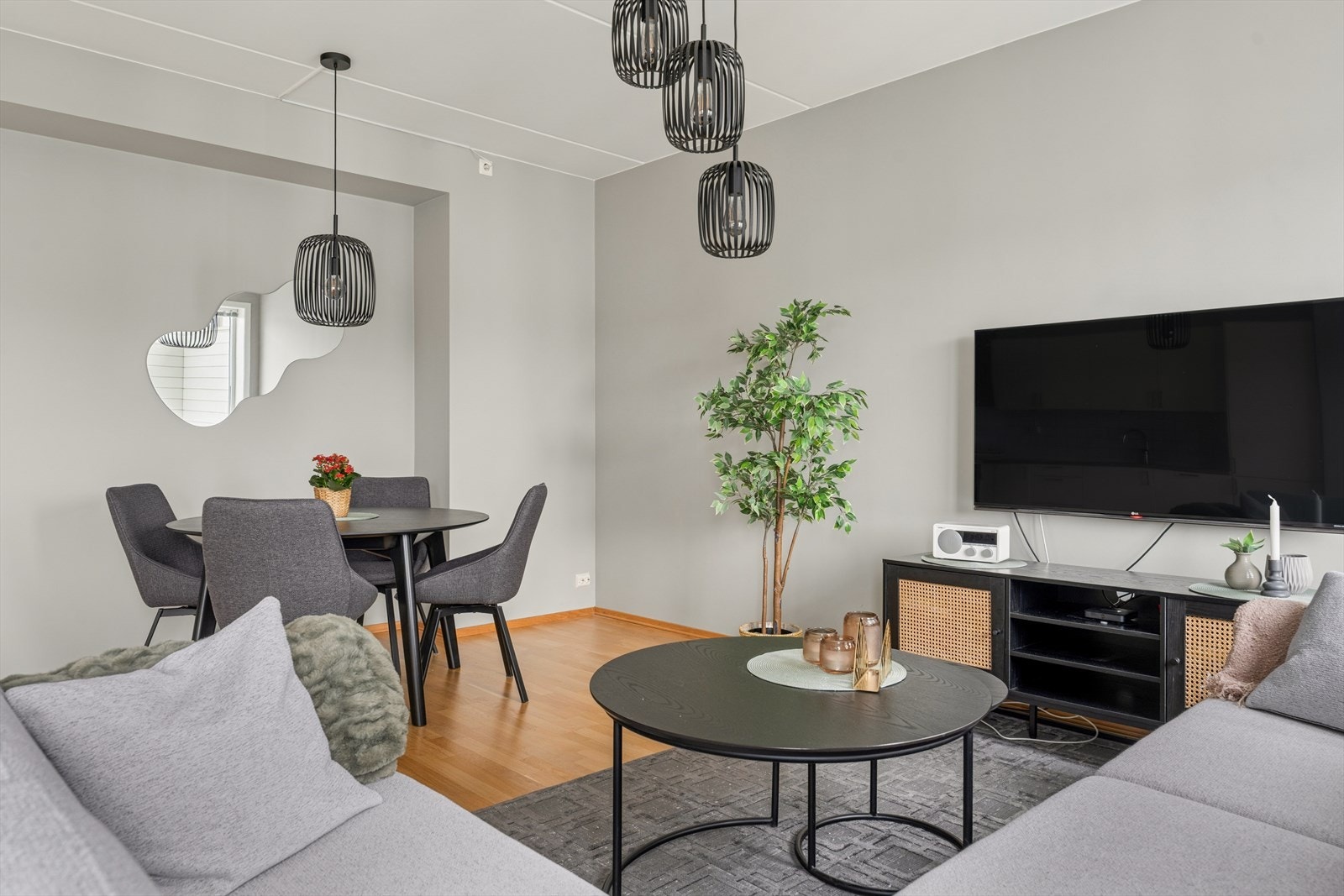 Leiligheten har et moderne preg og har utstrakt bruk av parkett, slette, malte flater og listfrie overganger mellom vegger og himlinger. Galleribilde