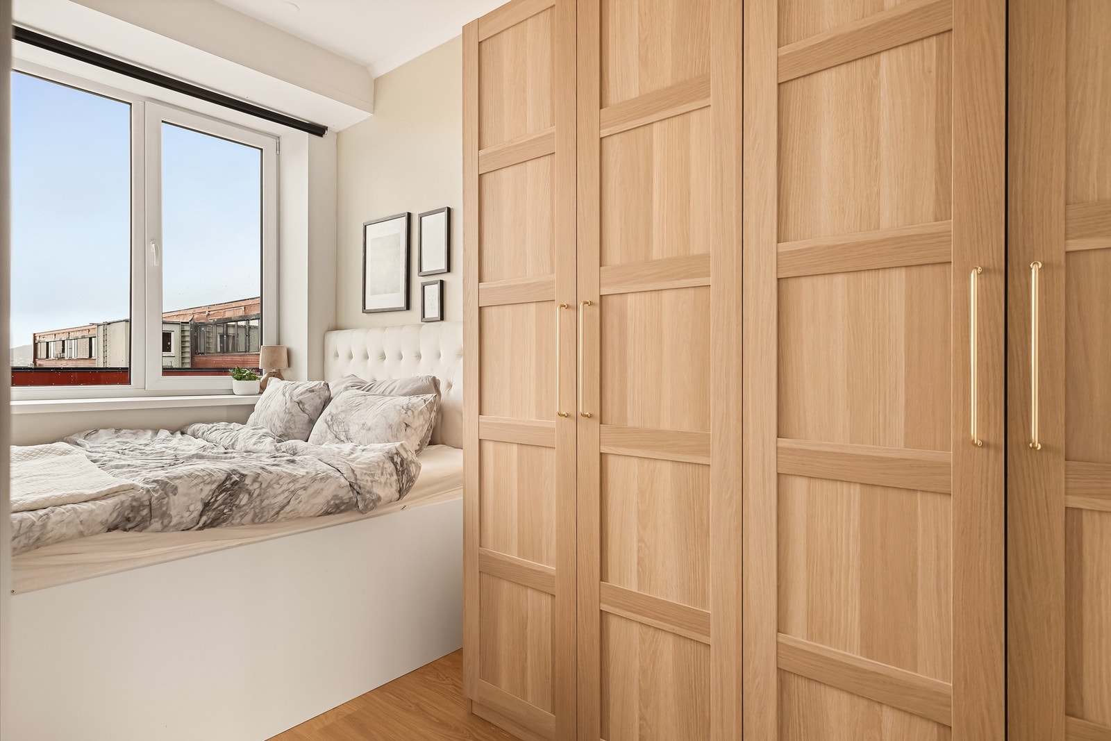 Det andre soverommet har plassbygget seng og god plass til både garderobeskap og pult. Galleribilde