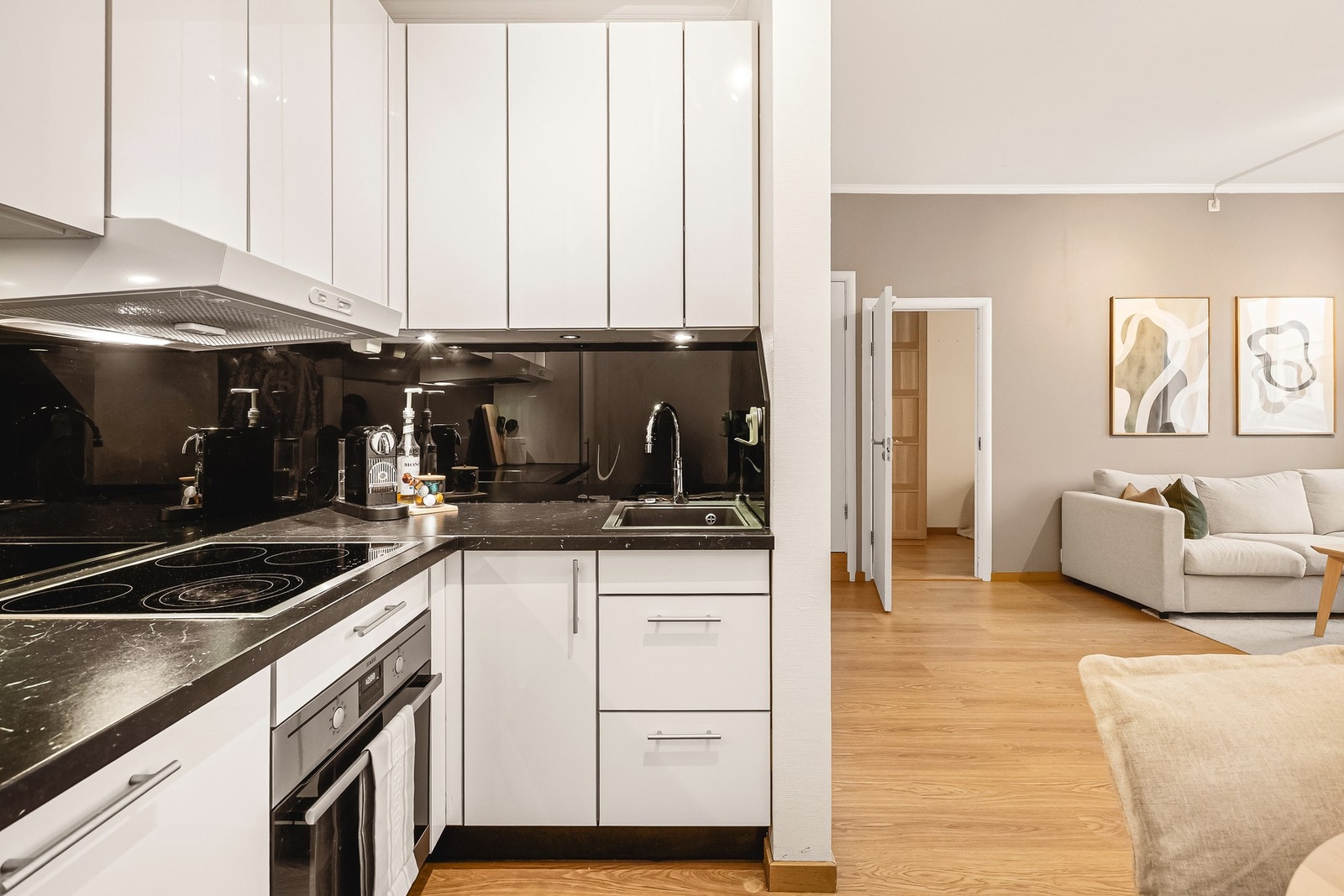 Kjøkkenet innlemmes naturlig inn i stuen og gjør til at du kan vise frem kokkeferdigheter til de som sitter i sofaen. Galleribilde