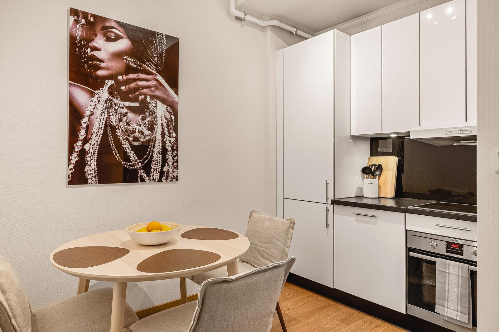 Kjøkkenet er levert av Hettich og har integrerte hvitevarer som kjøl/fryseskap, oppvaskmaskin, platetopp, ventilator og stekeovn. Galleribilde