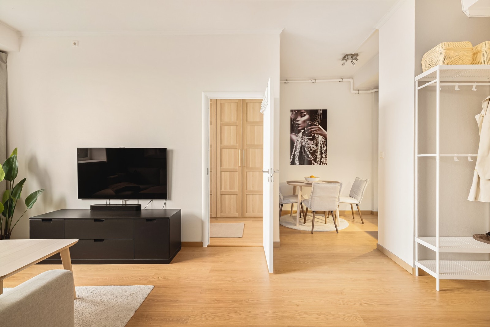 Leiligheten har en god standard og god plass til spisesone og sofasone. Galleribilde