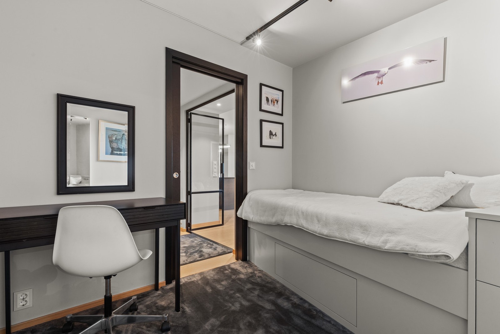 Rommene kan enkelt tilpasses familiens behov og egner seg godt som barnerom, gjesterom eller hjemmekontor. Galleribilde