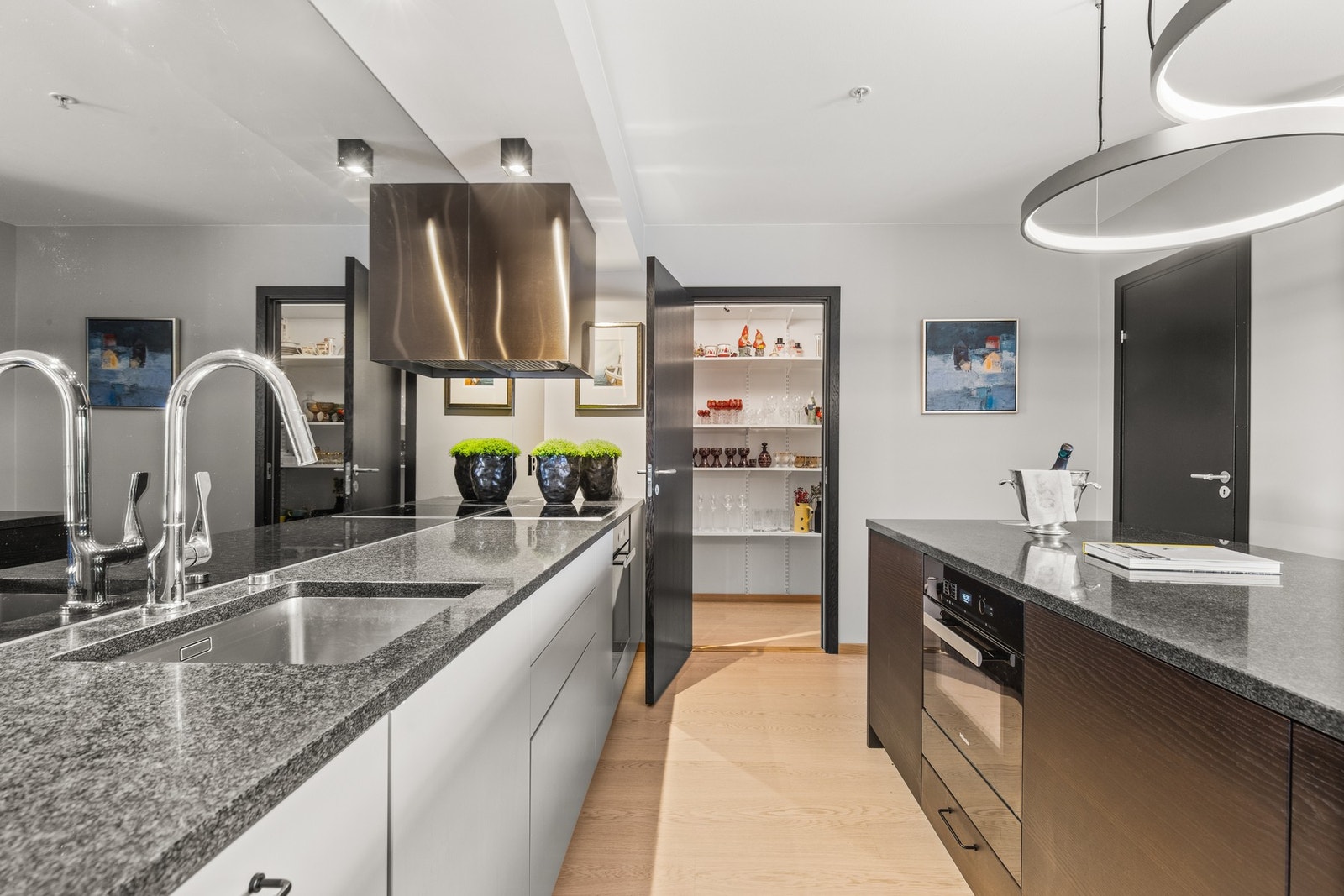 Den innvendige boden, strategisk plassert ved kjøkkenet, gir utmerket lagringsplass for alt fra kjøkkenutstyr til dagligvarer - en funksjonell løsning som gjør hverdagen enklere. Galleribilde