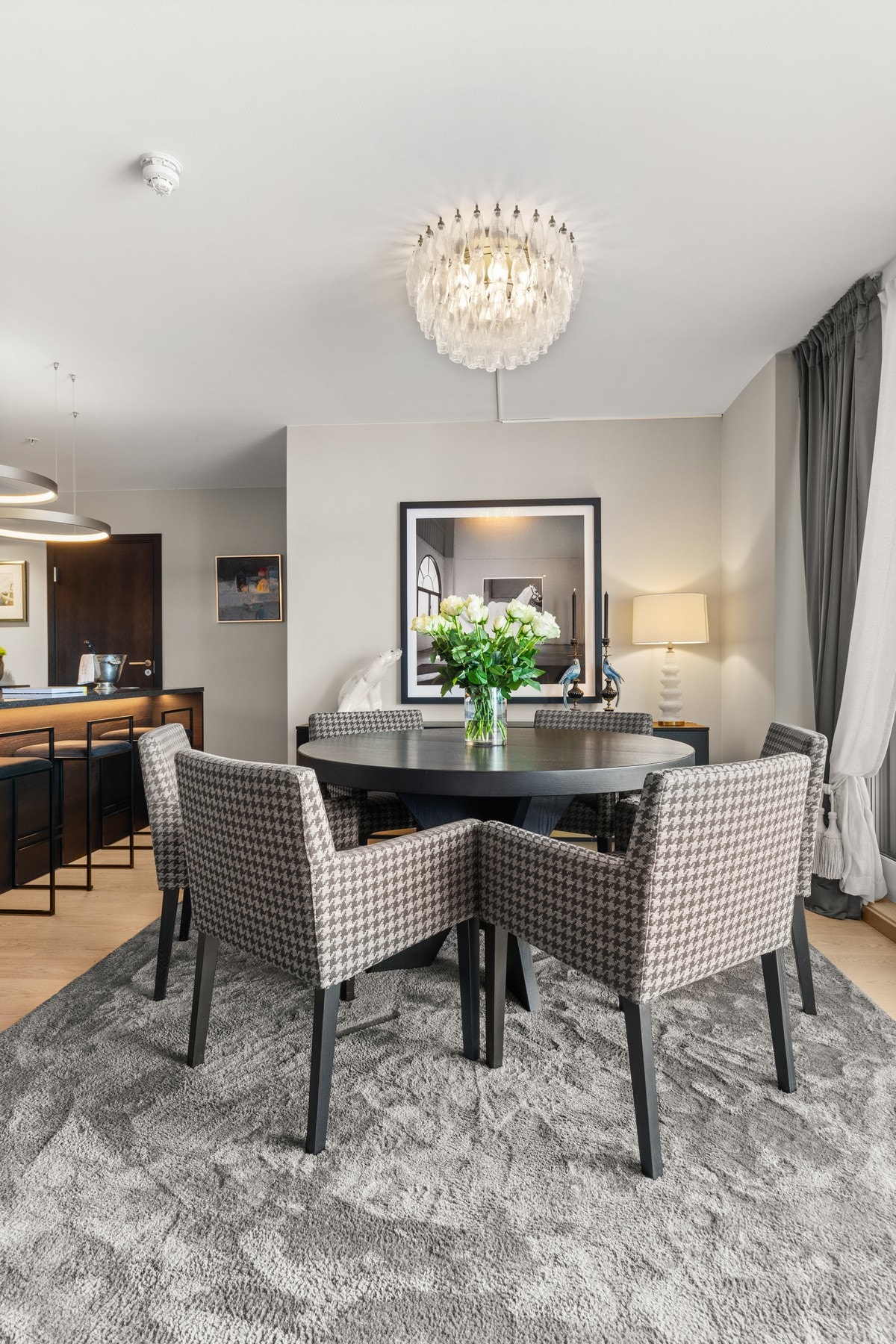 Den åpne stue- og kjøkkenløsningen gjør matlagingen både sosial og hyggelig. Galleribilde