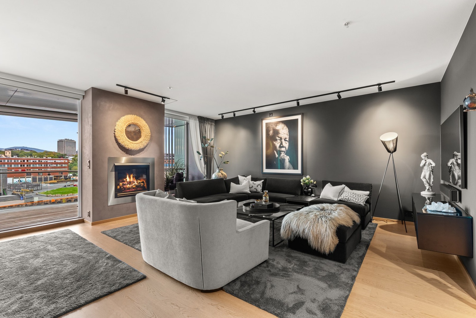 Det er montert elektriske screens for lys- og solskjerming i stuen. Galleribilde