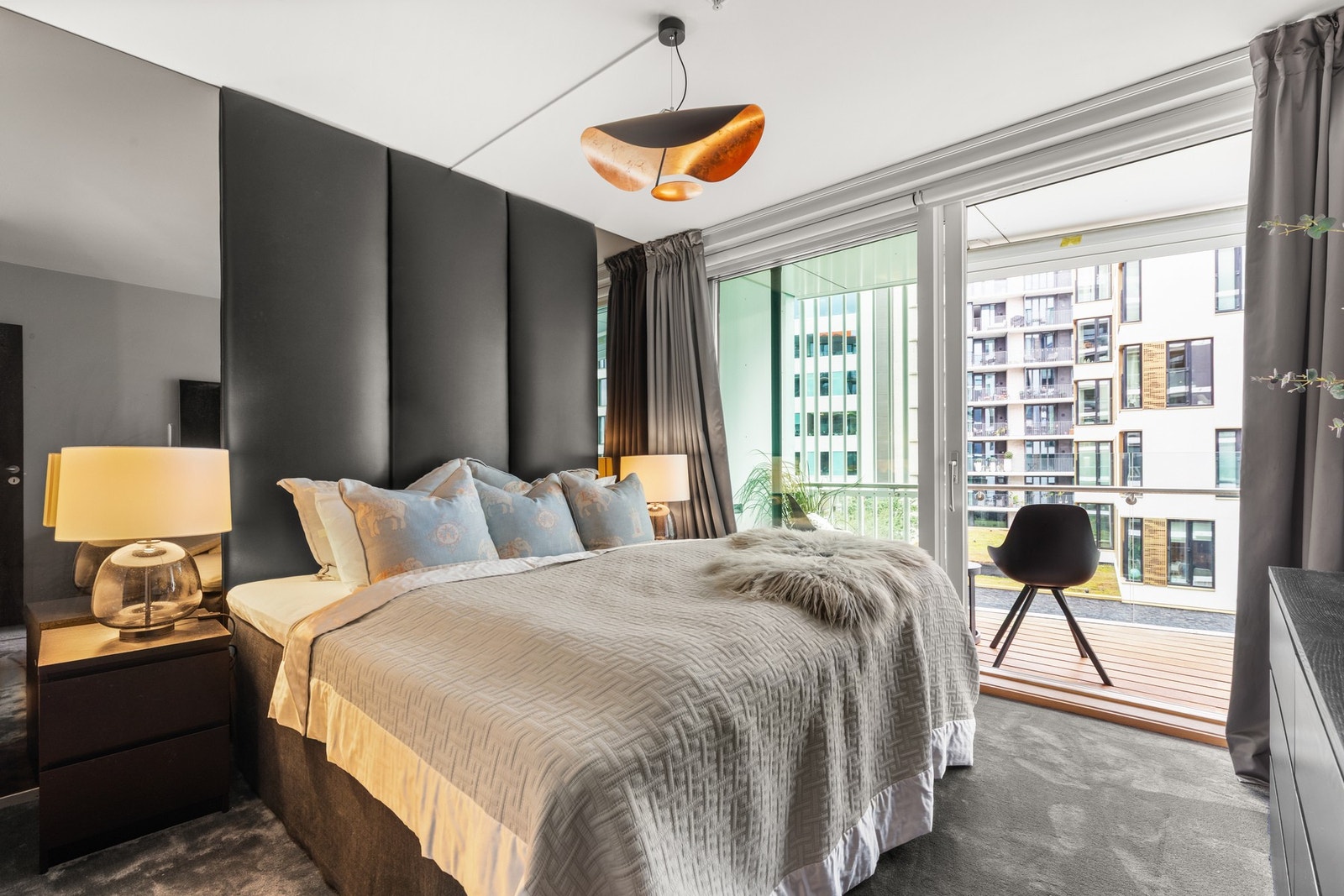 Hovedsoverommet har en praktisk suiteløsning, med direkte tilgang til det ene baderommet og utgang til balkong. Galleribilde