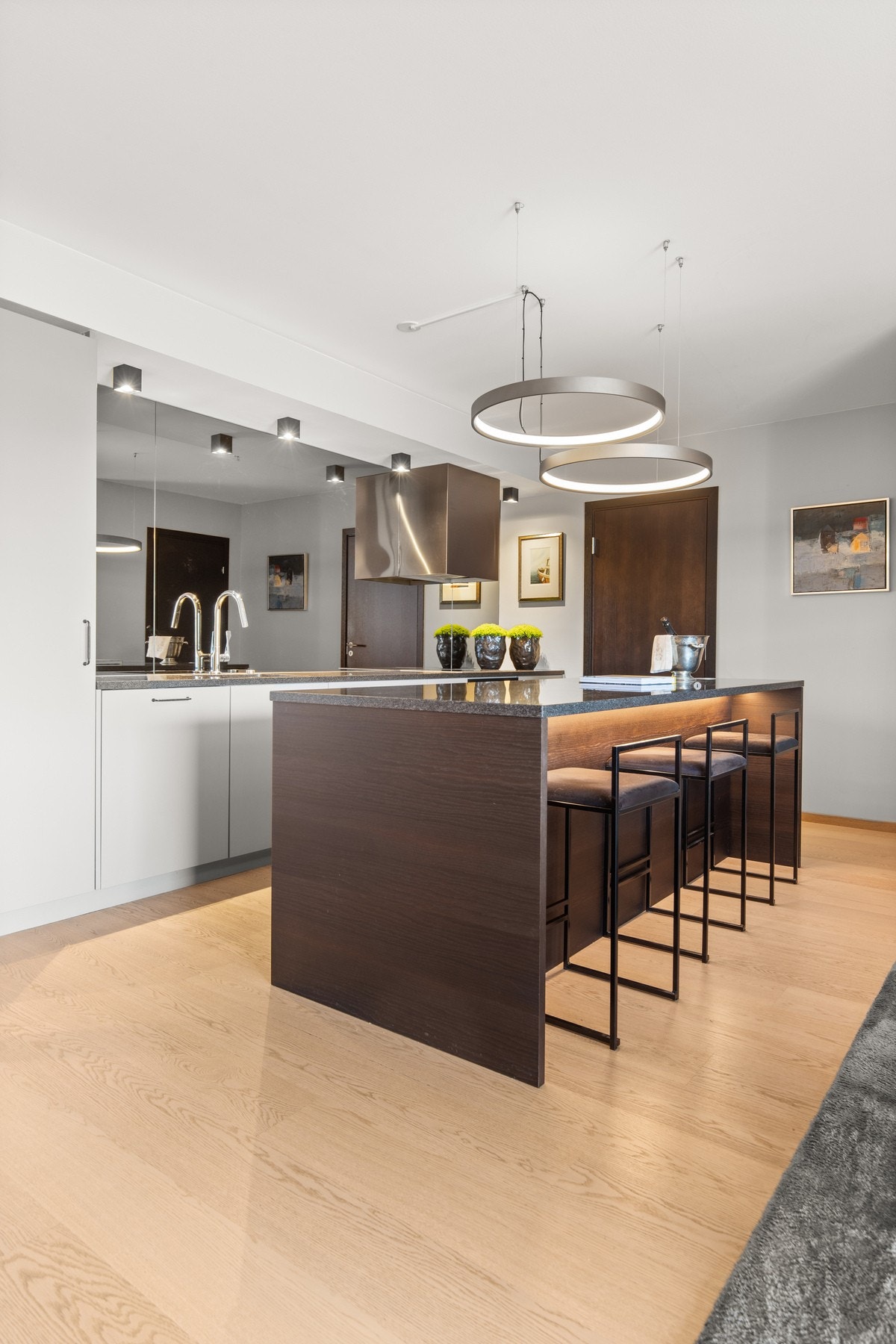 Lekkert og svært smakfullt kjøkken i åpen og sosial løsning sammen med stuen. Galleribilde