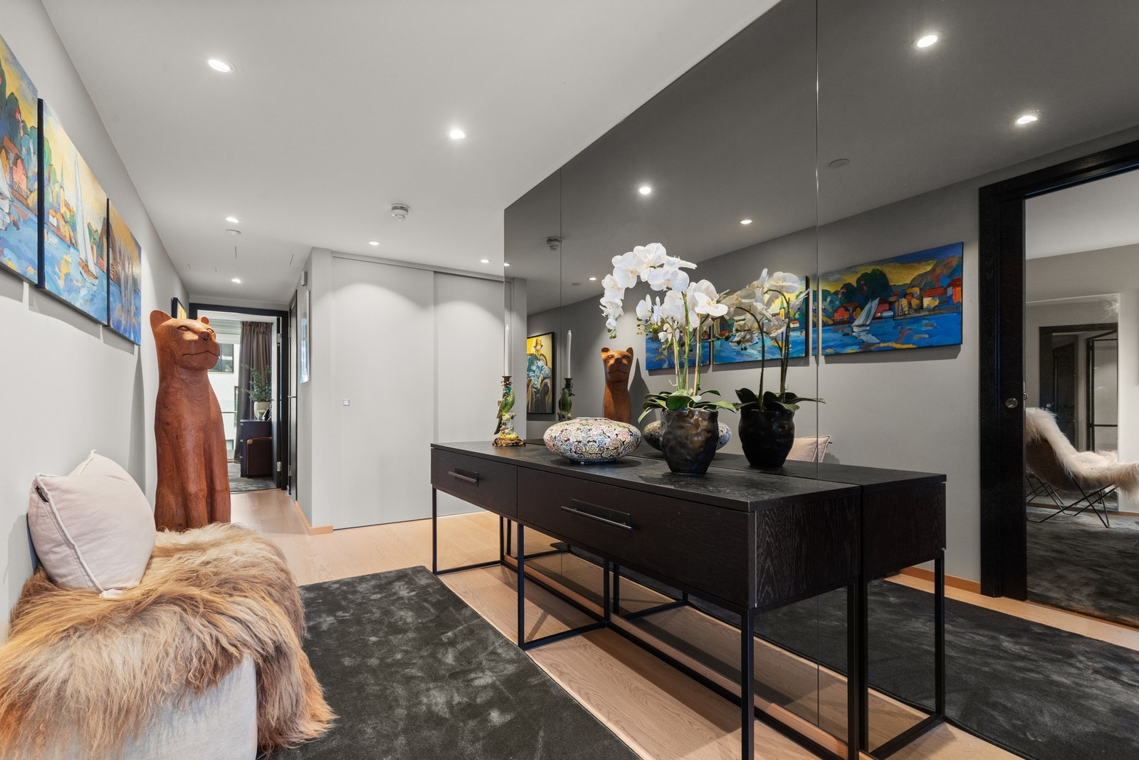 Entréen er utstyrt med en praktisk skyvedørsgarderobe som bidrar til orden i hverdagen. Galleribilde