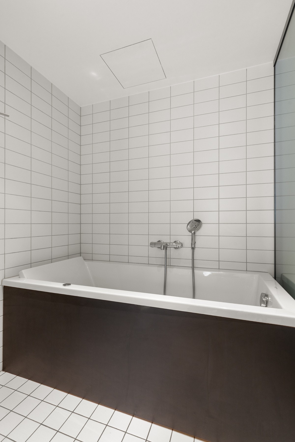 Badene er fra byggeåret og har flislagte overflater, innfelte downlights i malt himling og varmekabler i gulvet. Galleribilde