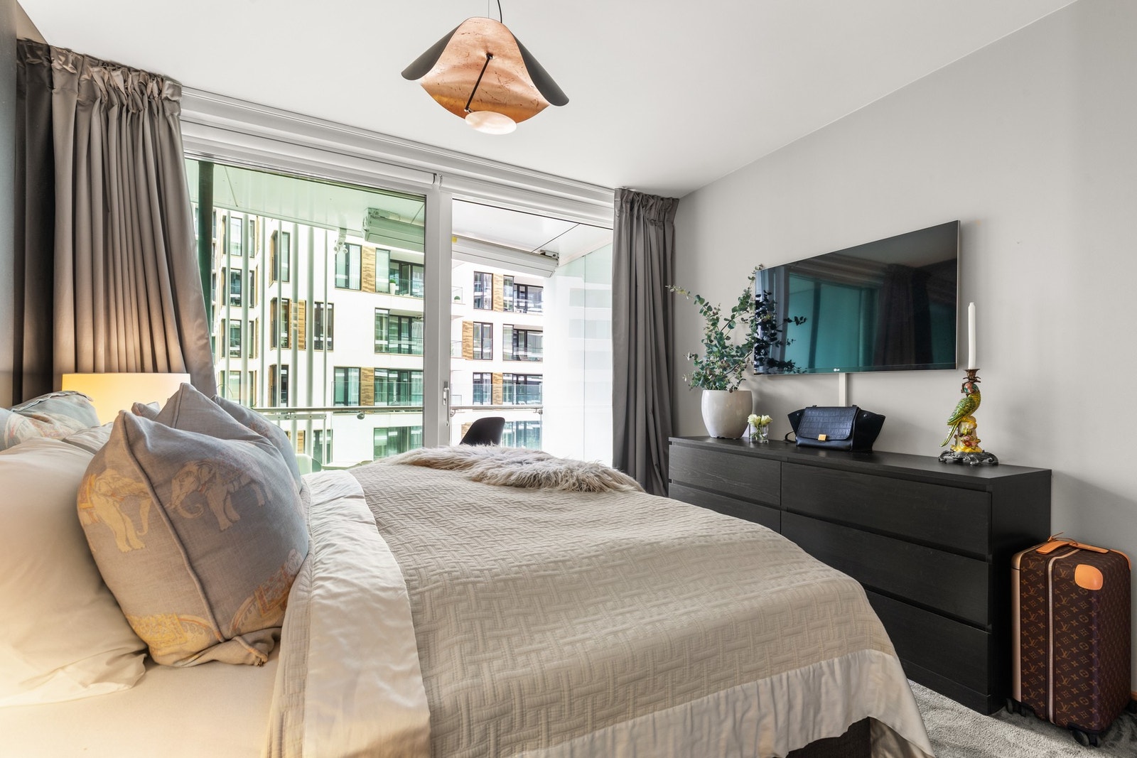 Det er montert plissegardin og vanlig gardin for lys- og solskjerming. Disse styres via elektrisk kontroll. Galleribilde