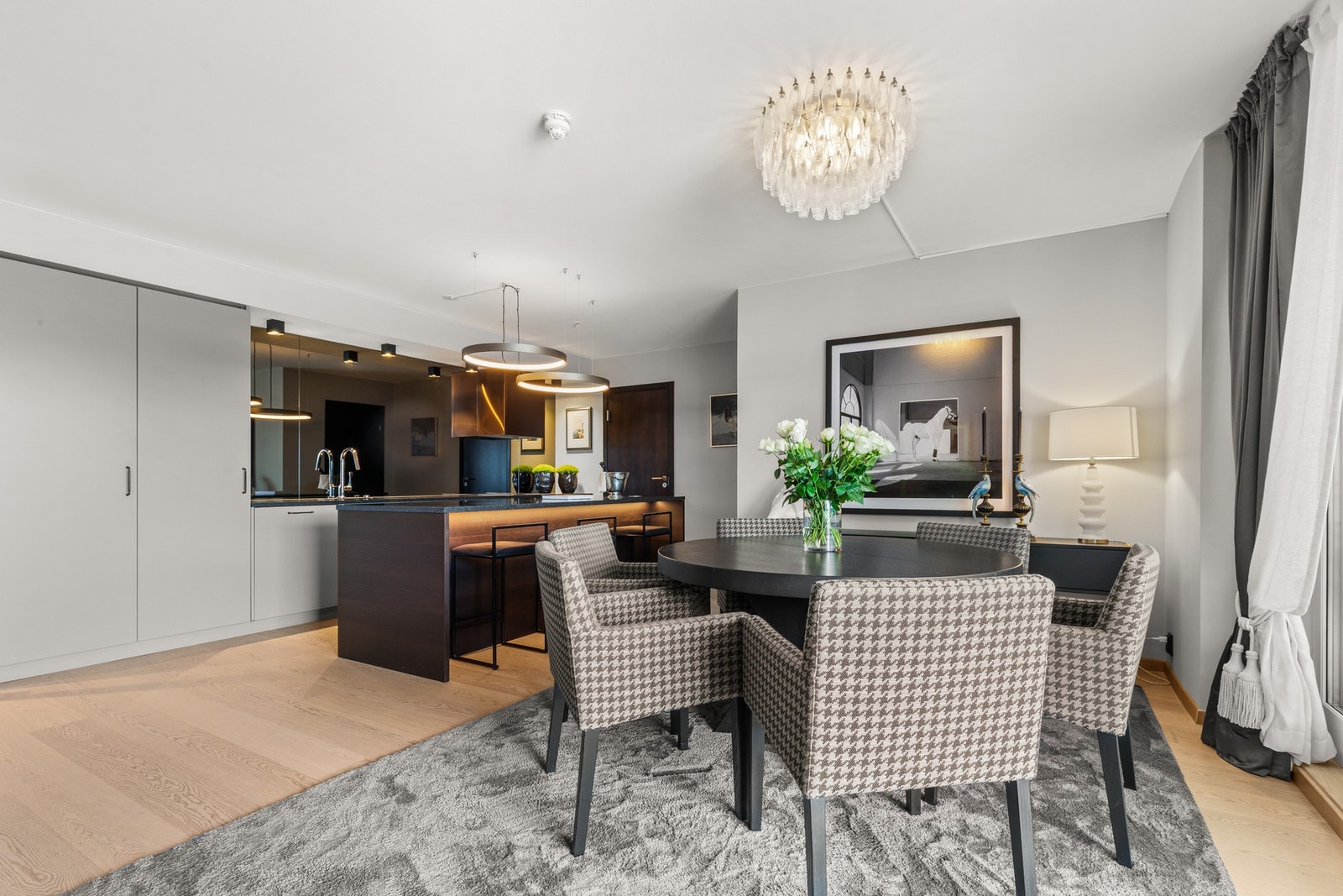 Spisegruppen kan med fordel plasseres ved kjøkkensonen, noe som skaper en naturlig og praktisk overgang mellom matlaging og måltider. Galleribilde