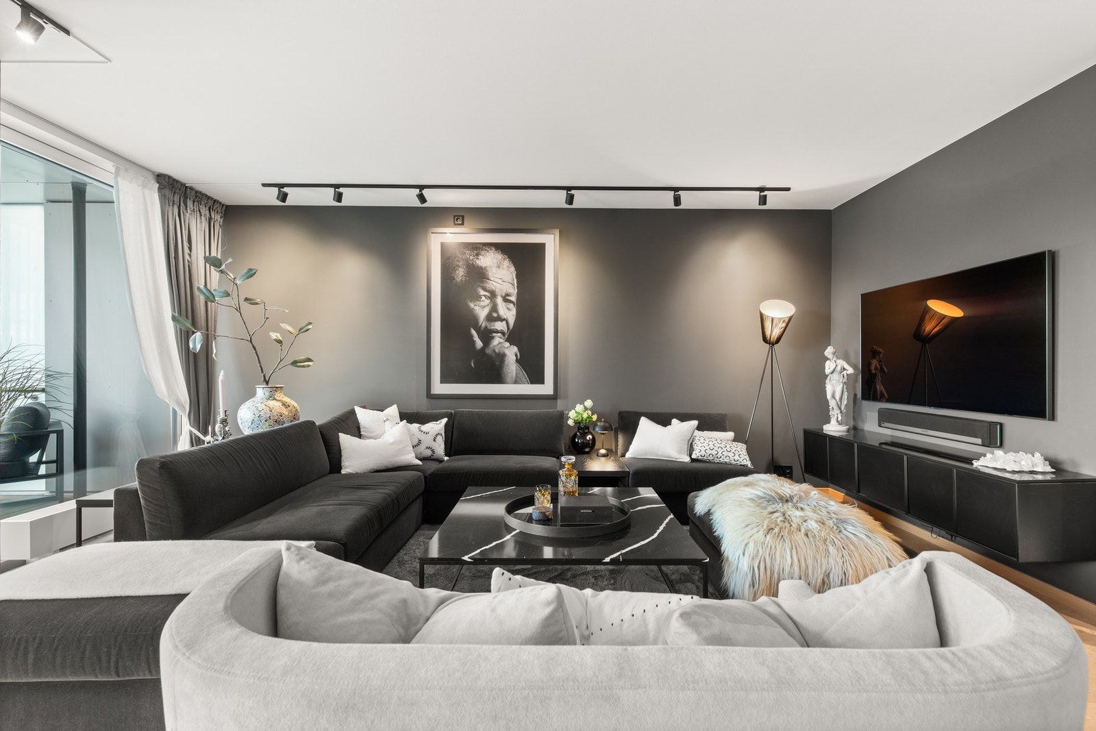 Boligens sosiale oppholdsrom byr på god plass til både sofagruppe og TV-løsning, og legger til rette for hyggelige stunder med familie og venner. Galleribilde