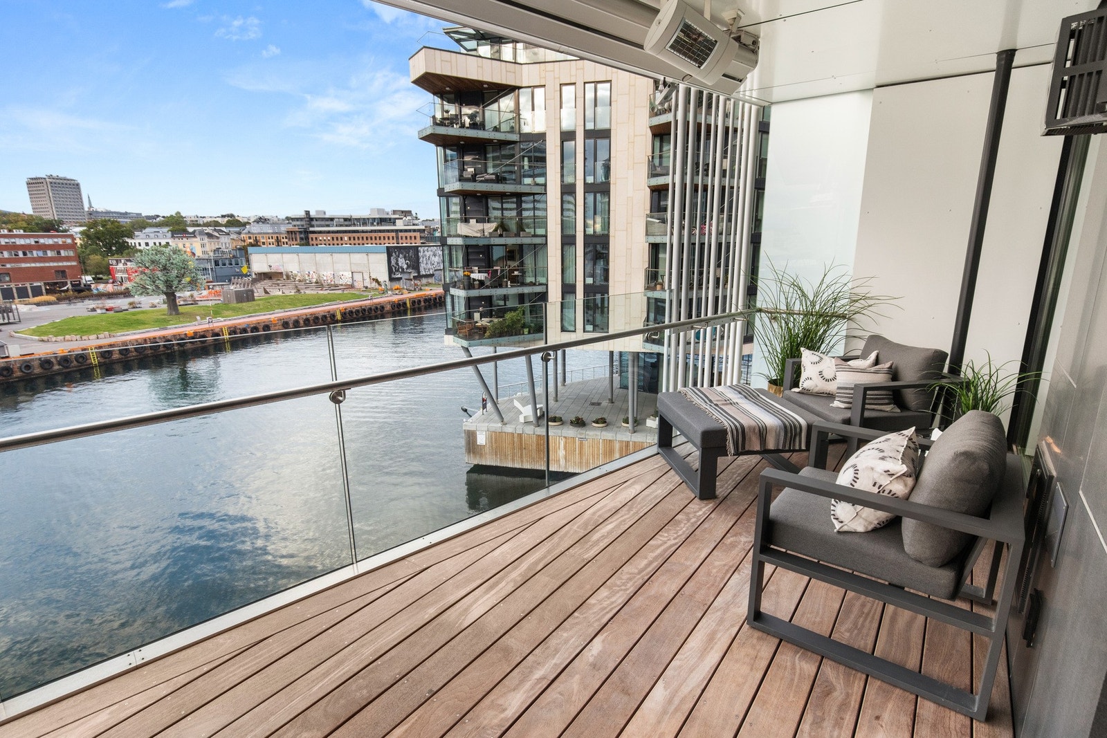 På balkongen har man god plass til å innrede i flere soner. Har man fått nok av solen så er det installert markise på balkongen. Galleribilde