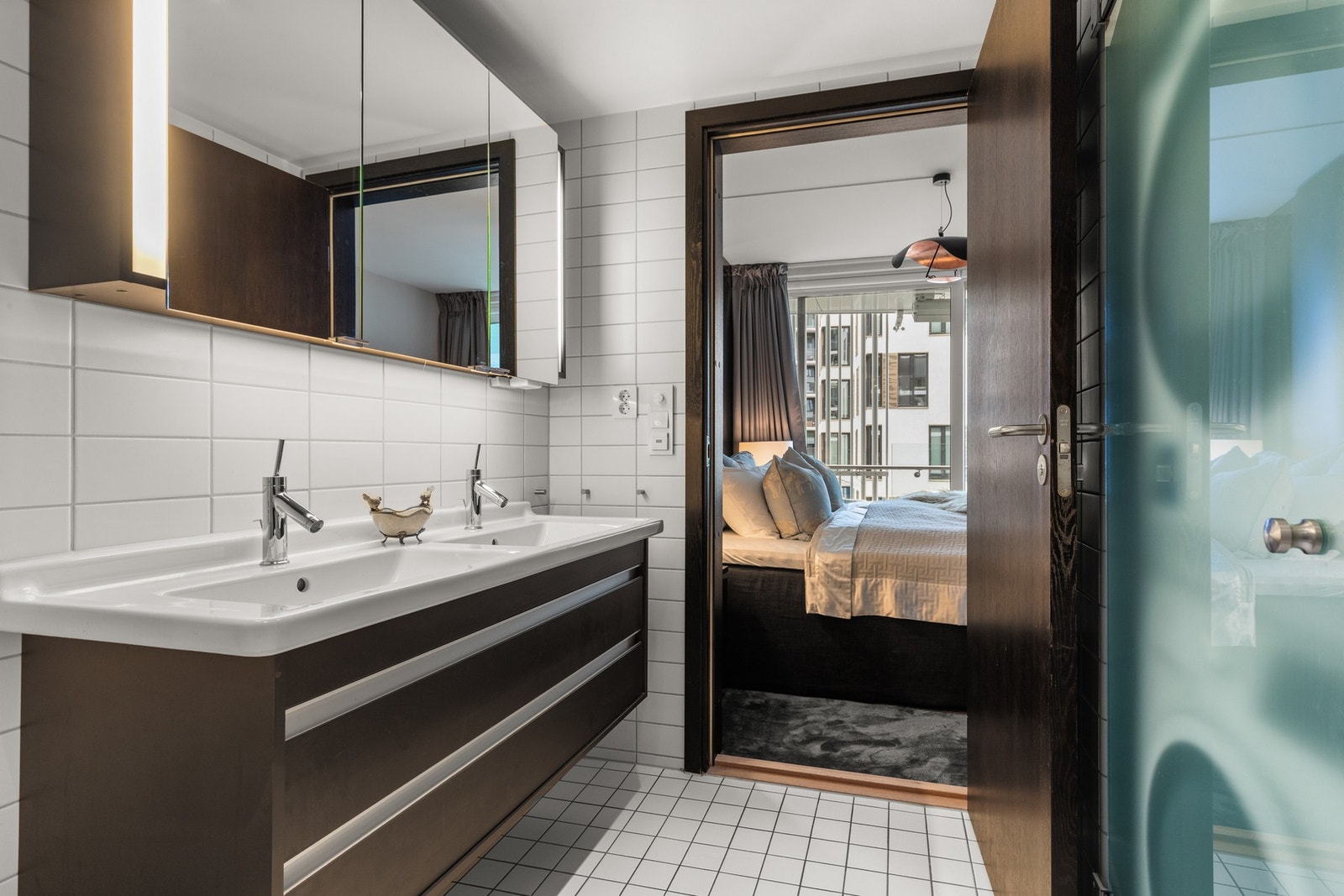 Baderommet tilknyttet hovedsoverommet har i tillegg dobbel servant, servantskap, opplegg for vaskemaskin og plass til tørketrommel. Galleribilde