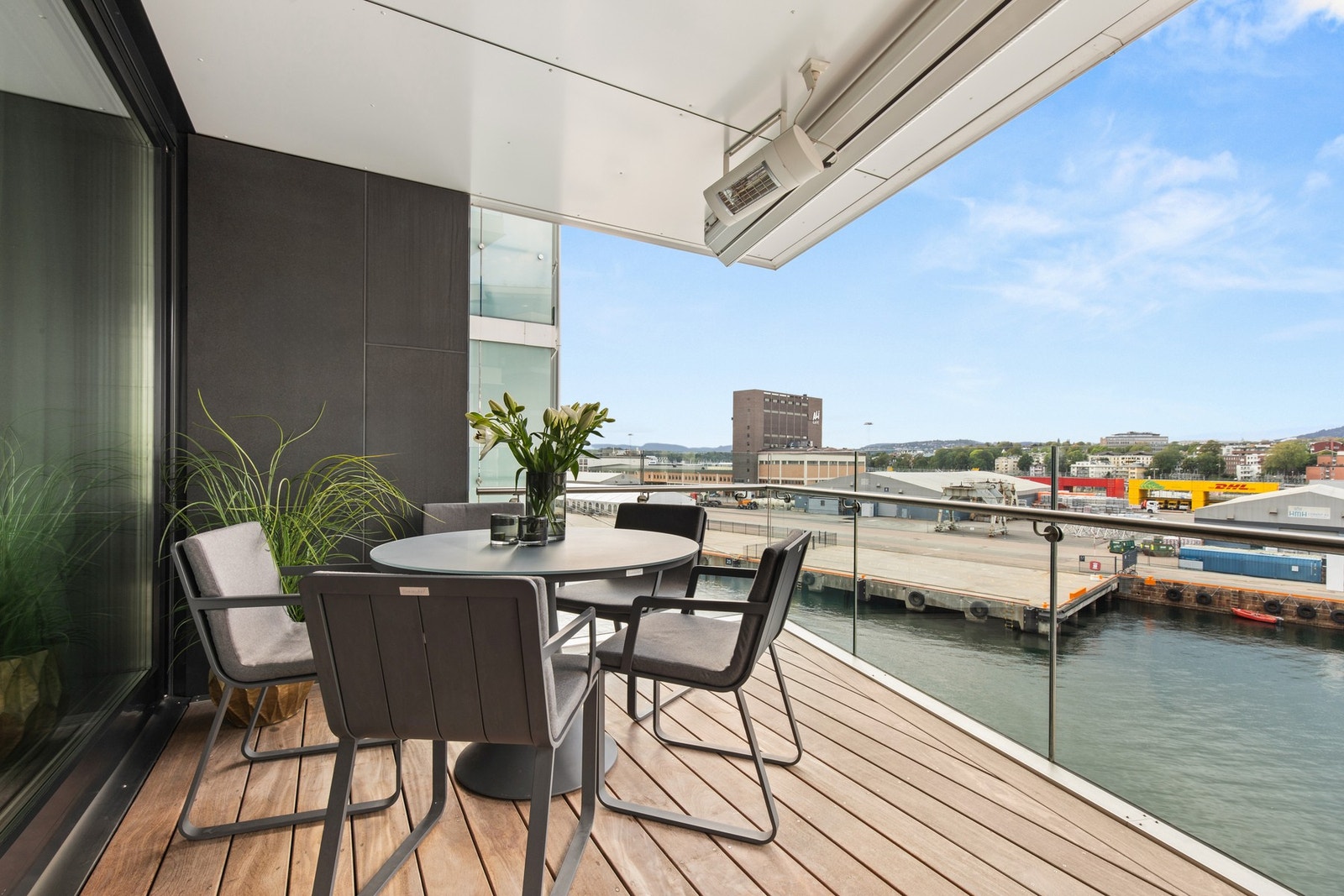 Leiligheten har en vestvendt balkong på 17 kvm. Galleribilde