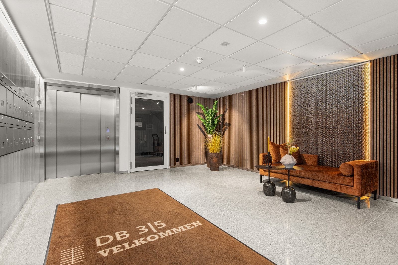 Et innbydende inngangsparti ønsker deg velkommen inn i bygget, med heisadkomst direkte til etasjeplan. Galleribilde