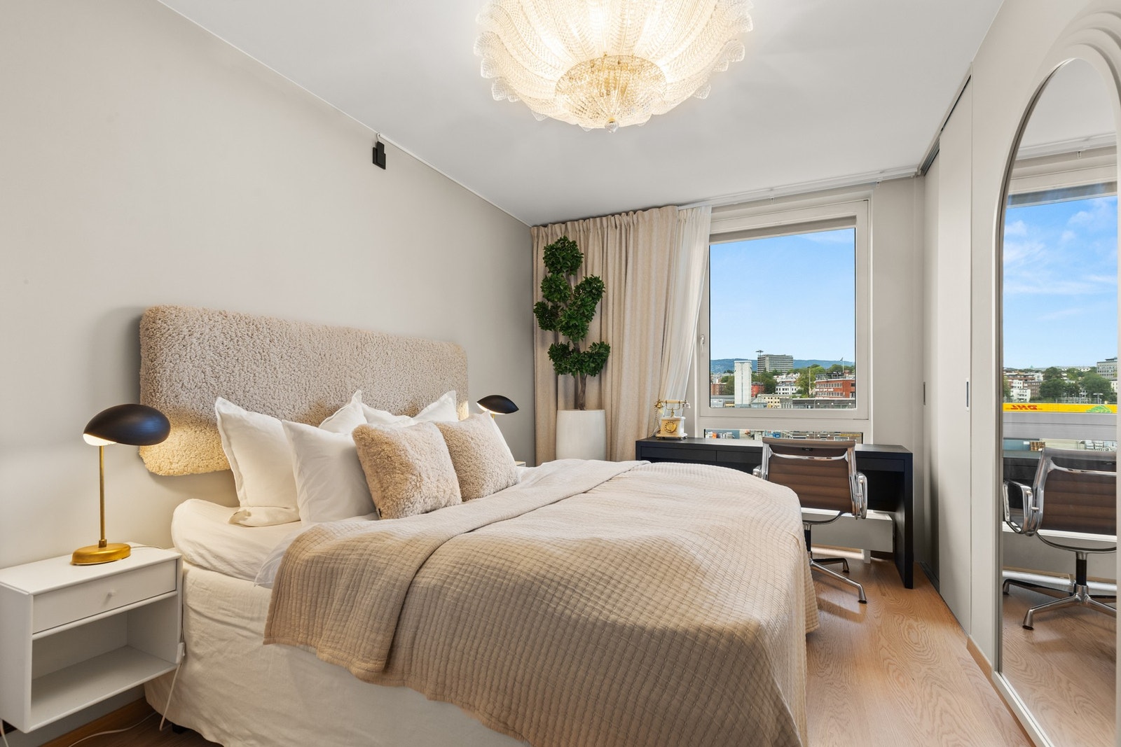 Hvert rom har plass til seng, nattbord og øvrig møblement etter behov. Galleribilde