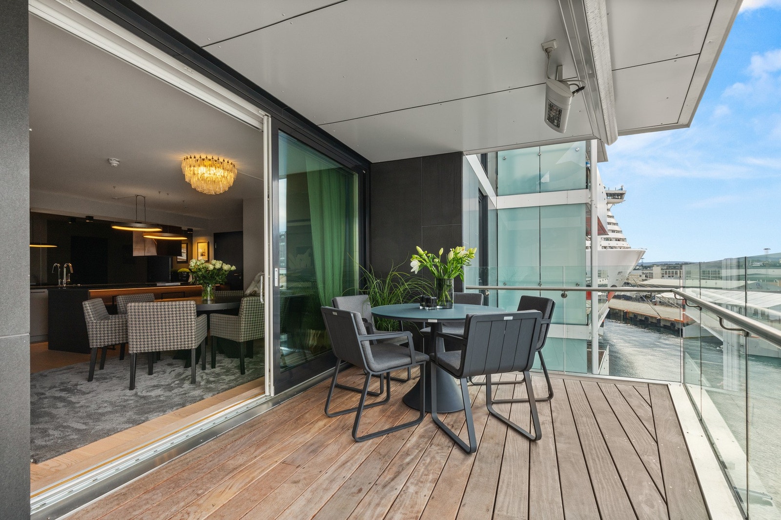 Tjuvholmen tilbyr en unik kombinasjon av byliv og sjøutsikt - et bilfritt og rolig område med vakker arkitektur, inspirerende kunst og alt du trenger rett i nærheten. Galleribilde