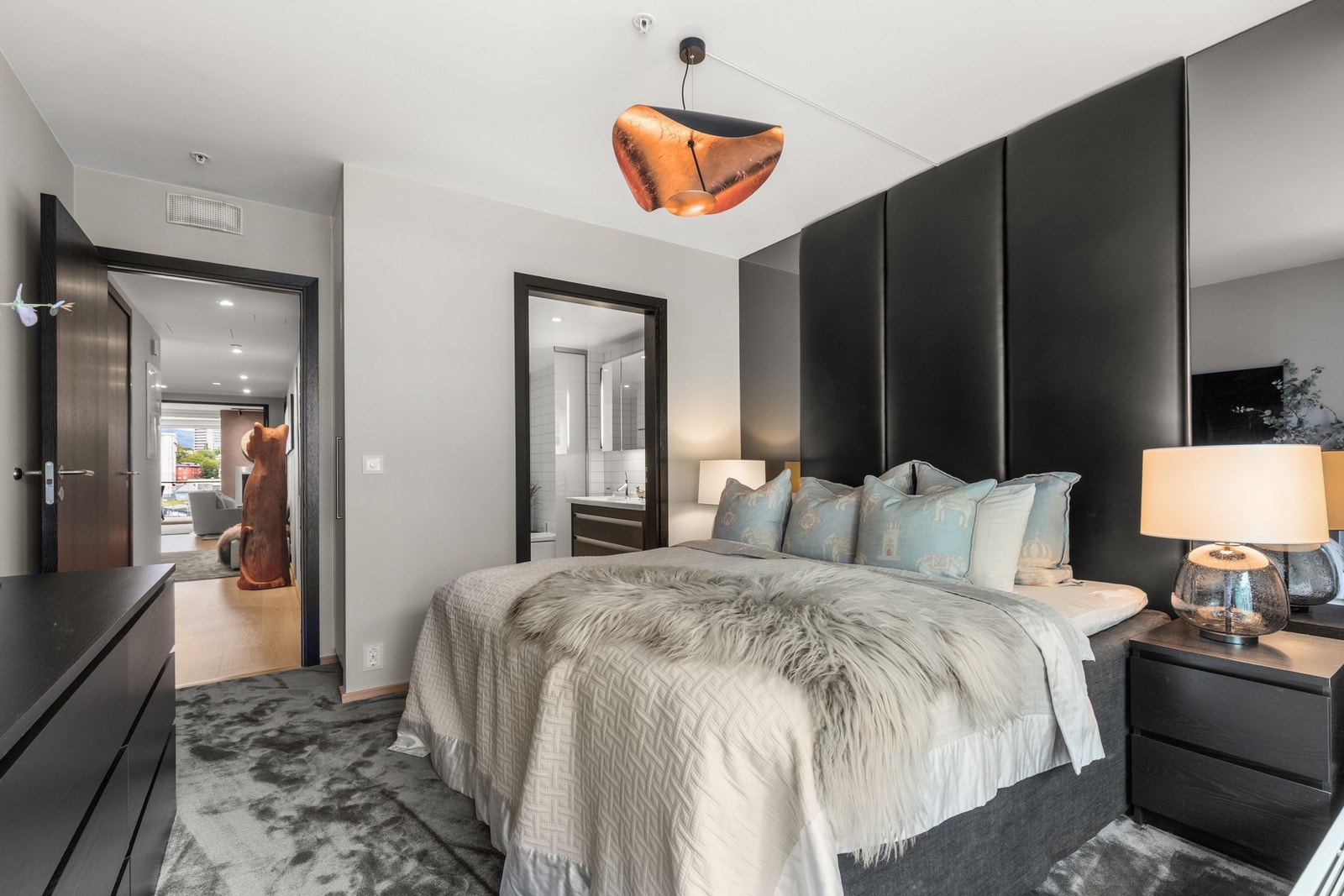 Lekkert innredet en-suite soverom. Galleribilde