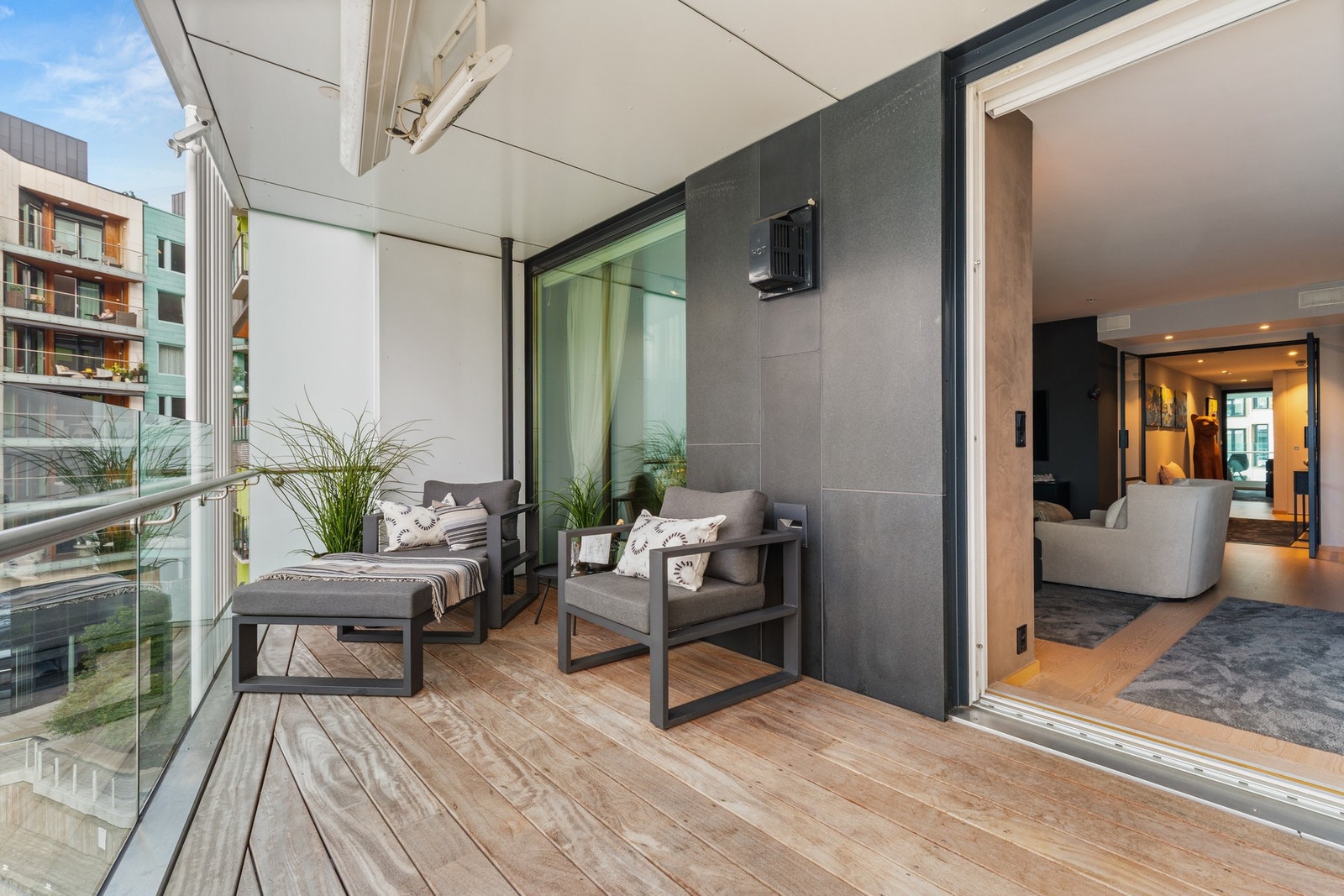 Balkongen fungerer som en forlengelse av stuen - med frisk luft og ro. Galleribilde