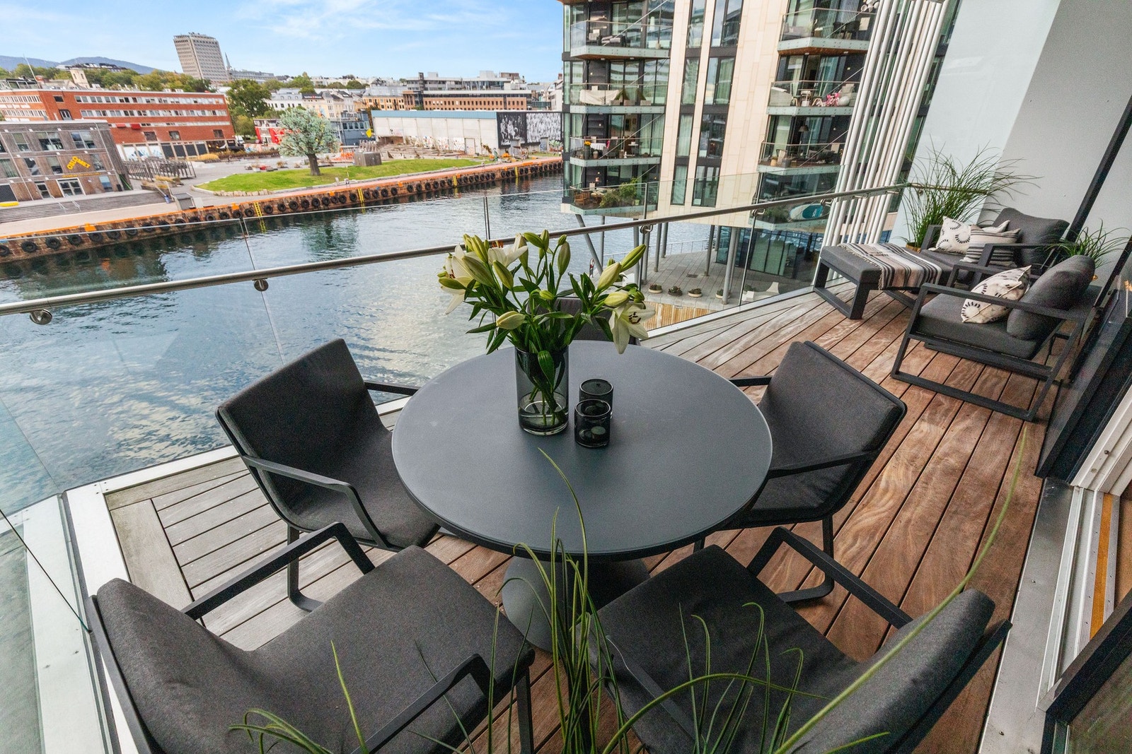 Balkongen kombinerer funksjon og utsikt - med plass til møbler og blikk mot fjorden. Her har du blant annet utsikt mot Kongeskipet. Galleribilde