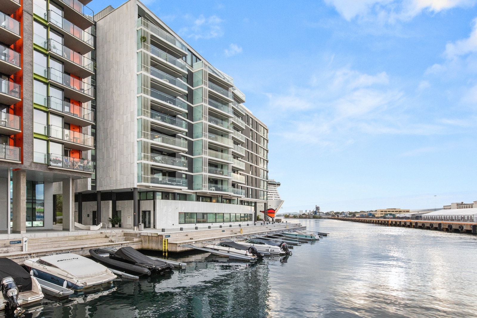 Leiligheten disponerer tre eksterne boder med et samlet areal på ca. 15 m², som gir svært gode oppbevaringsmuligheter. Galleribilde