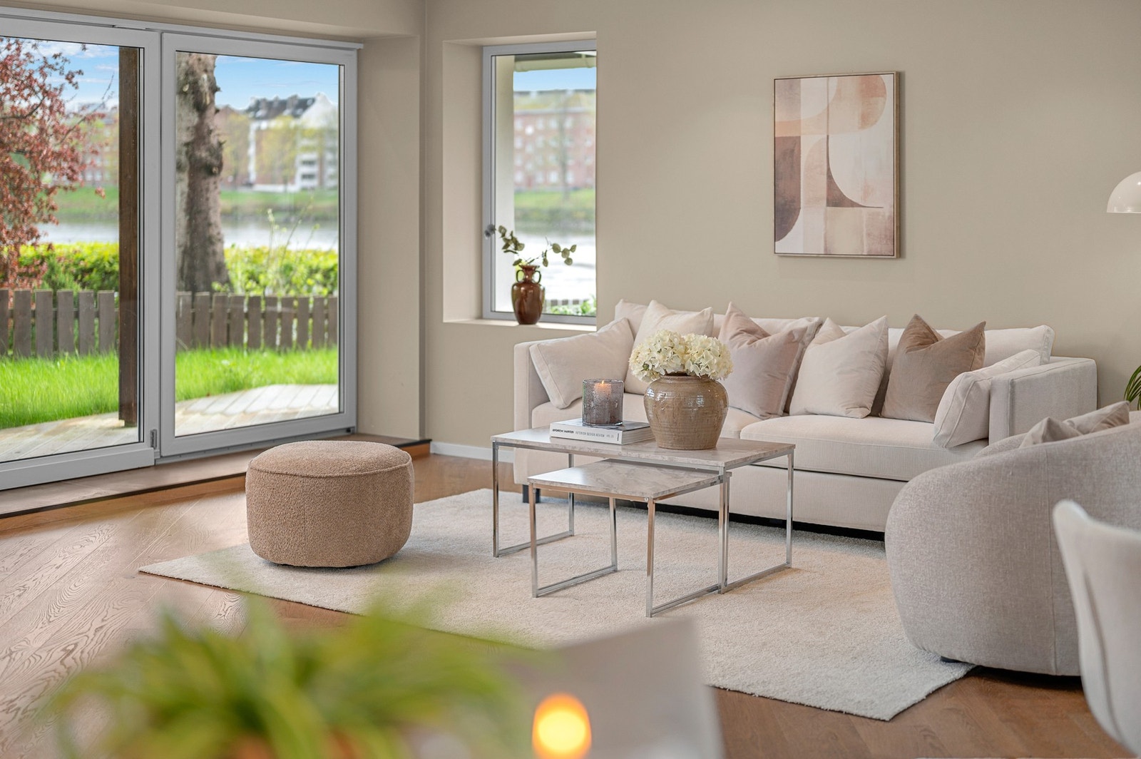 Leiligheten preges av godt lys fra store vindusflater. Galleribilde