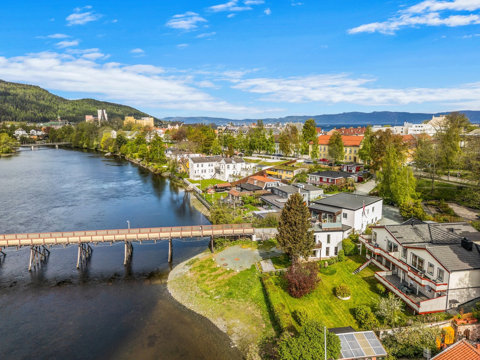 Leiligheten ligger ypperlig plassert ved Nidelva, rett over brua til Trondheim Spektrum, og med kort vei til bl.a. St. Olavs. Galleribilde