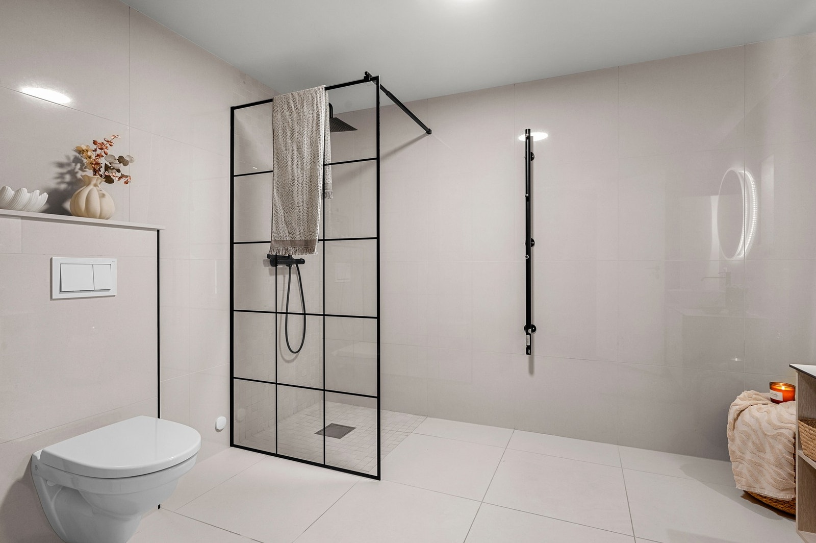 Romslig dusjnisje - håndkletørker på vegg. Galleribilde