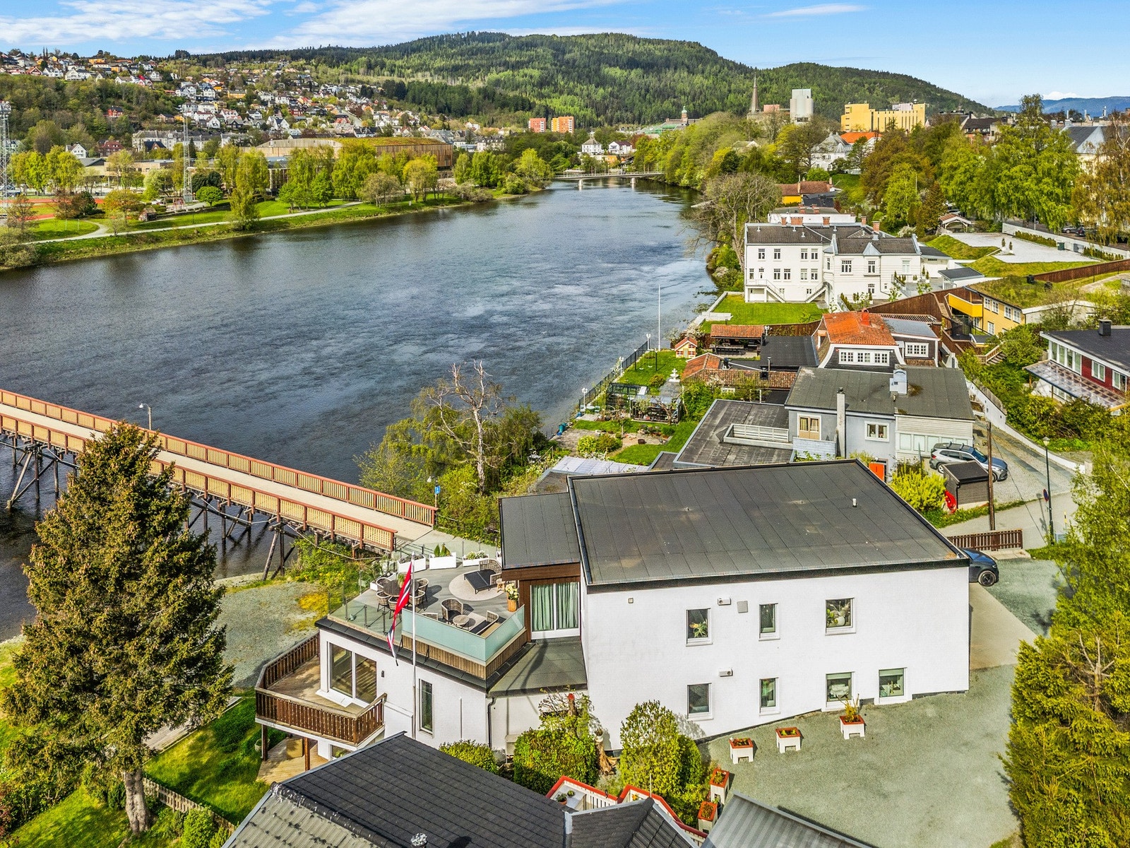 Det medfølger parkeringsplass på oversiden av bygget. Galleribilde