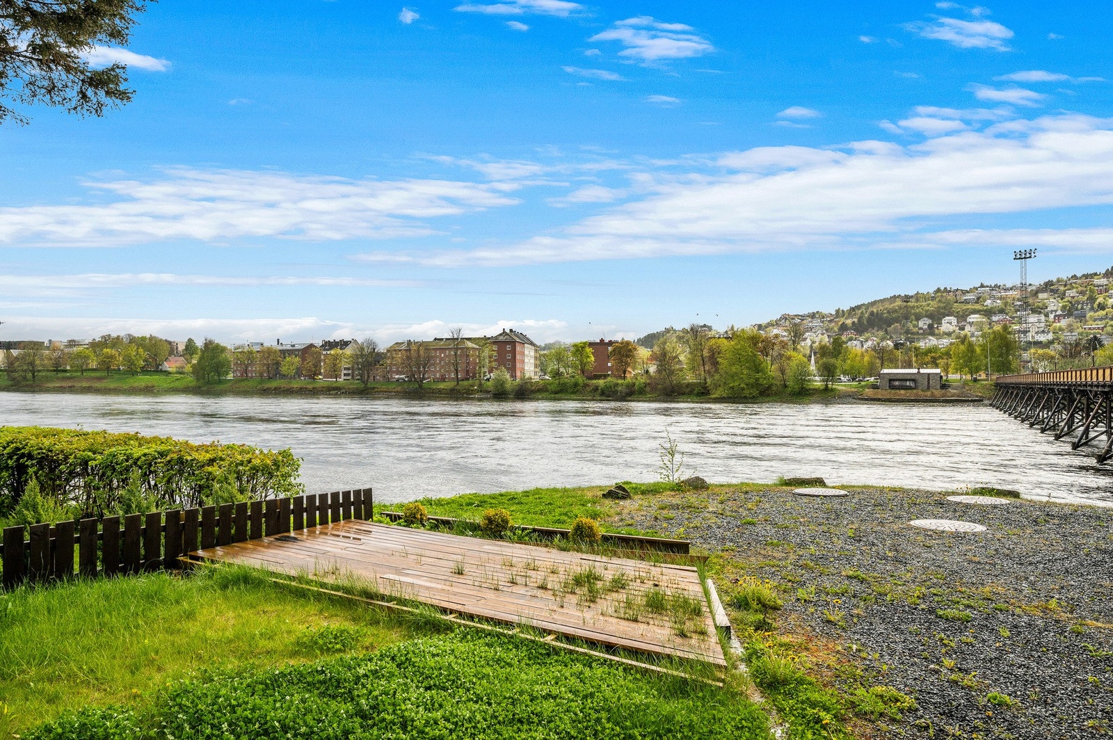 Markterrasse på sameiets tomt med utsikt rett mot elva. Galleribilde