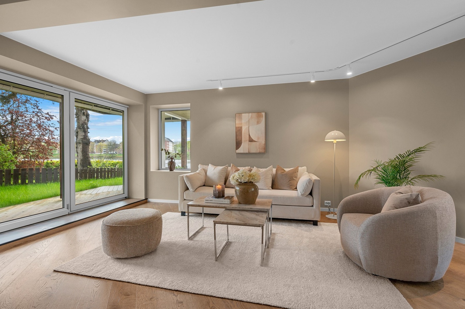 Leiligheten har flott gulv i brede staver. Galleribilde