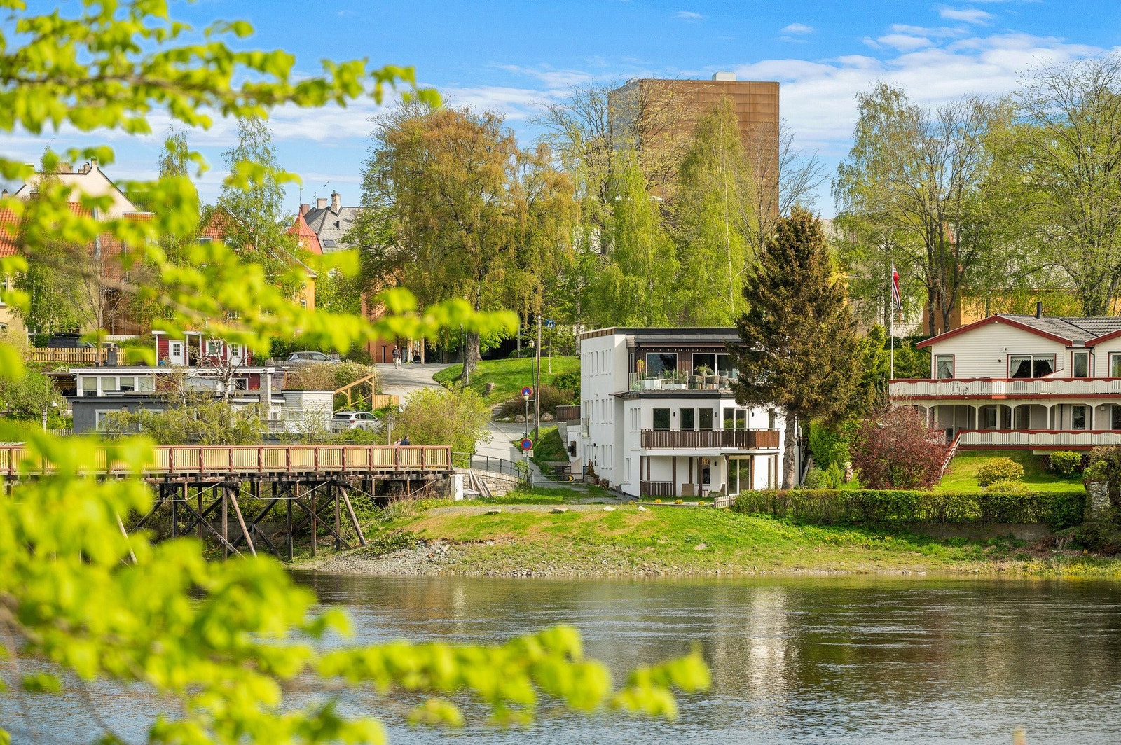 Velkommen til en urban og innbydende 4-roms på 115m2 BRA-i rett ved Nidelvens bredd. Behagelig gangavstand til sentrum. Galleribilde