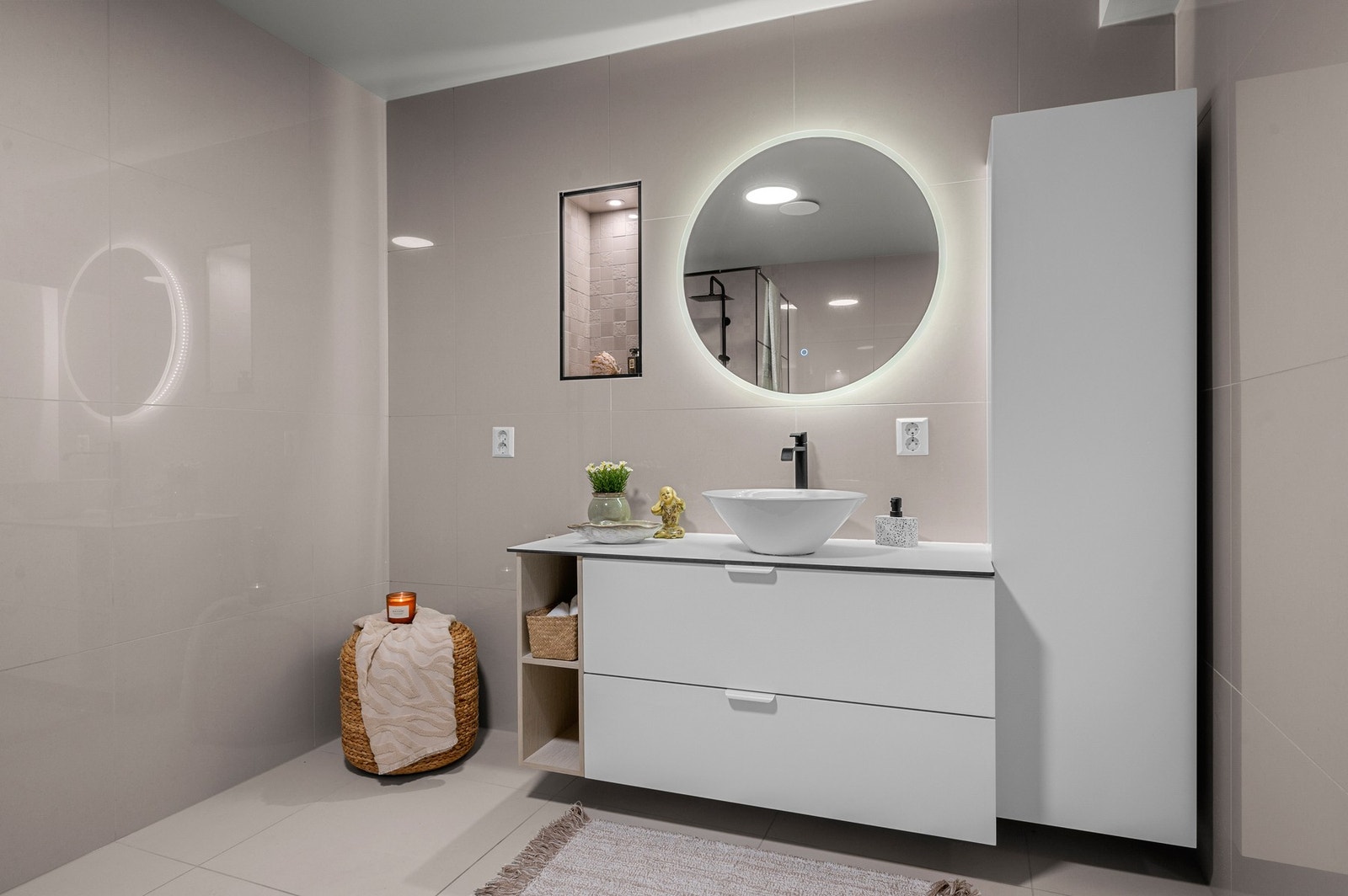 Baderomsinnredning med god oppbevaringsplass - speil med integrert belysning. Galleribilde