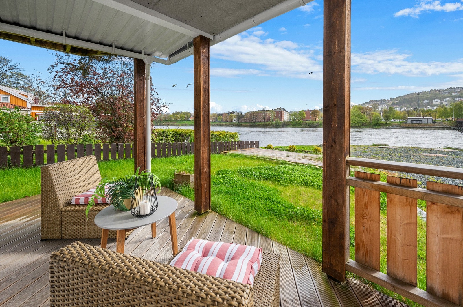 Idyllisk plassering - den 22m2 store terrassen er delvis overbygd. Galleribilde