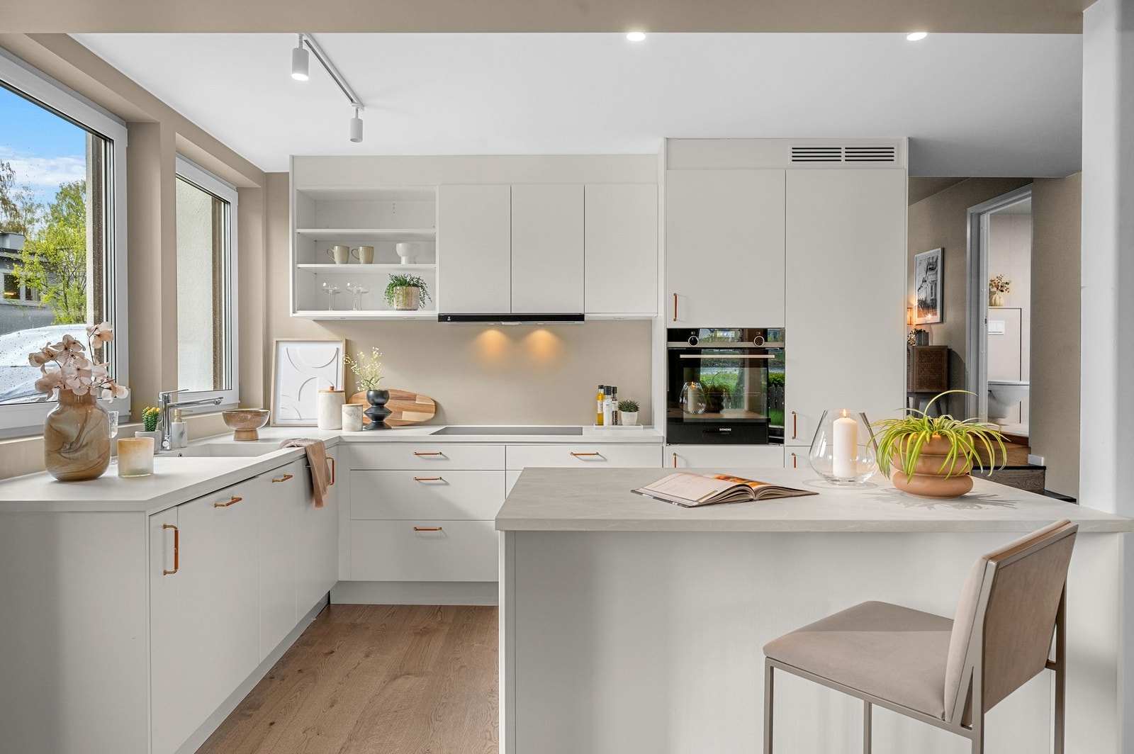 Delikat kjøkken med rikelig benk- og skapplass. Galleribilde