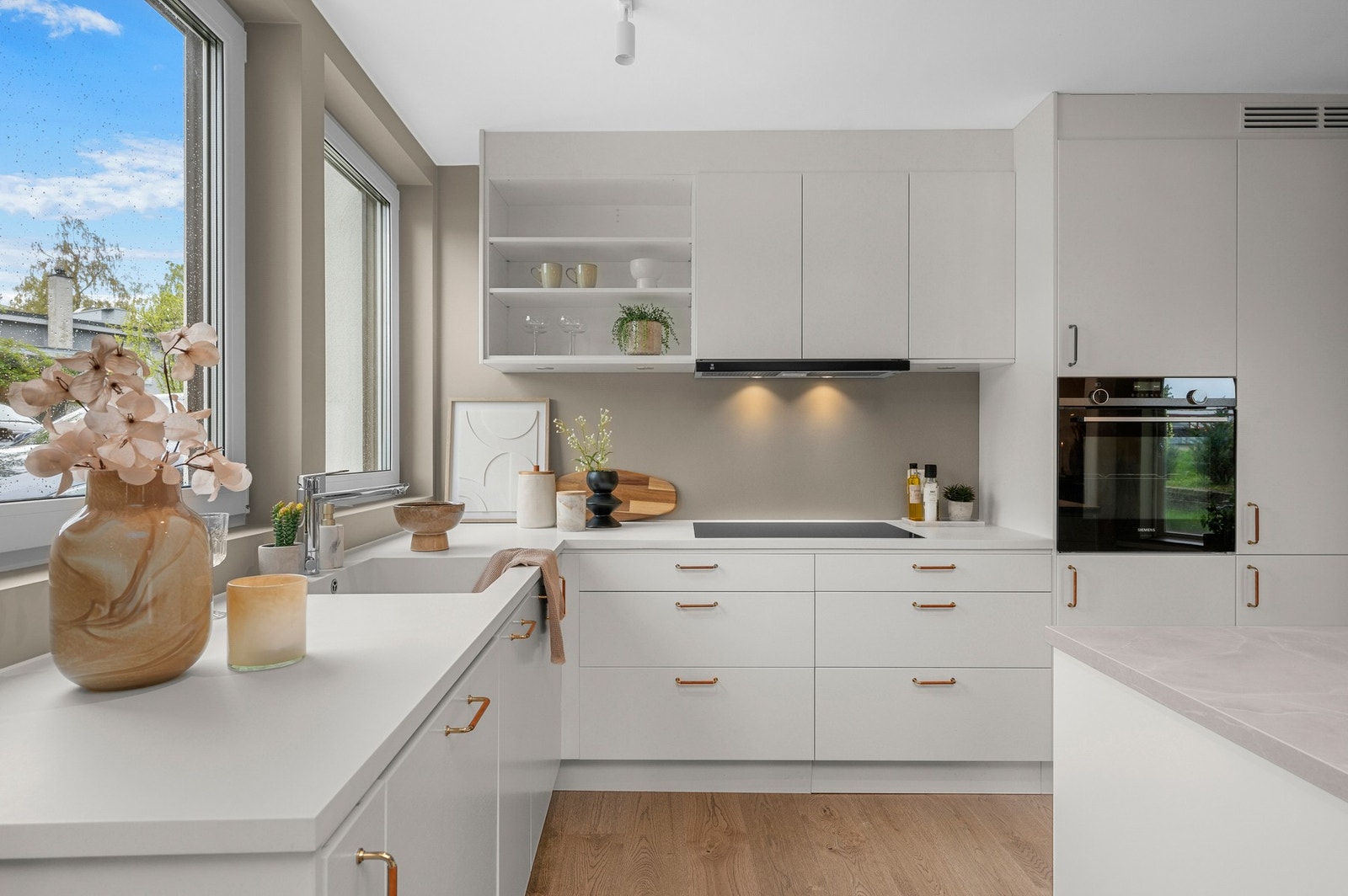 Detaljer som skyllekum integrert i benkeplate. Galleribilde