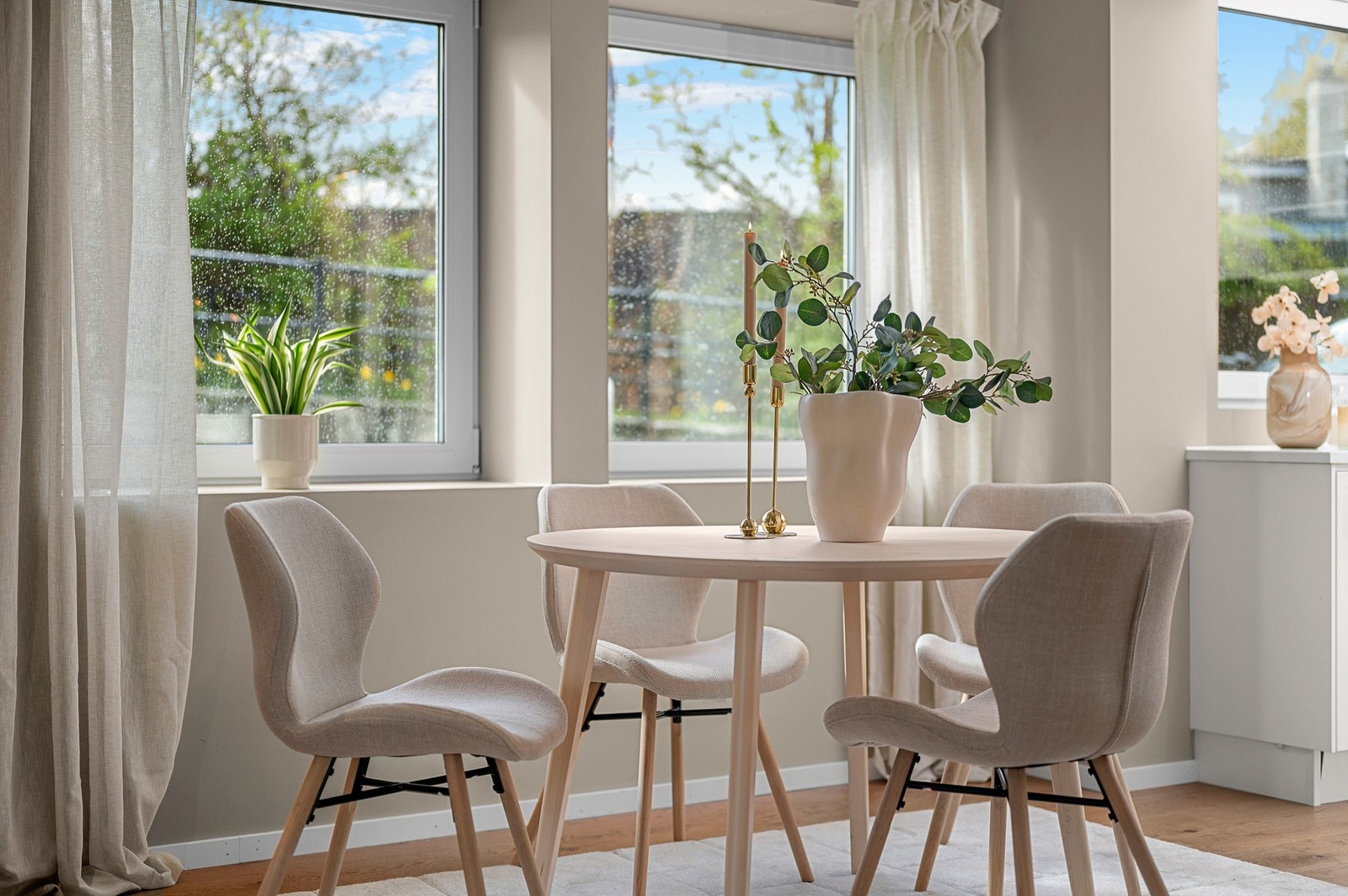 Den store stua gir plass til flere sittegrupper. Galleribilde