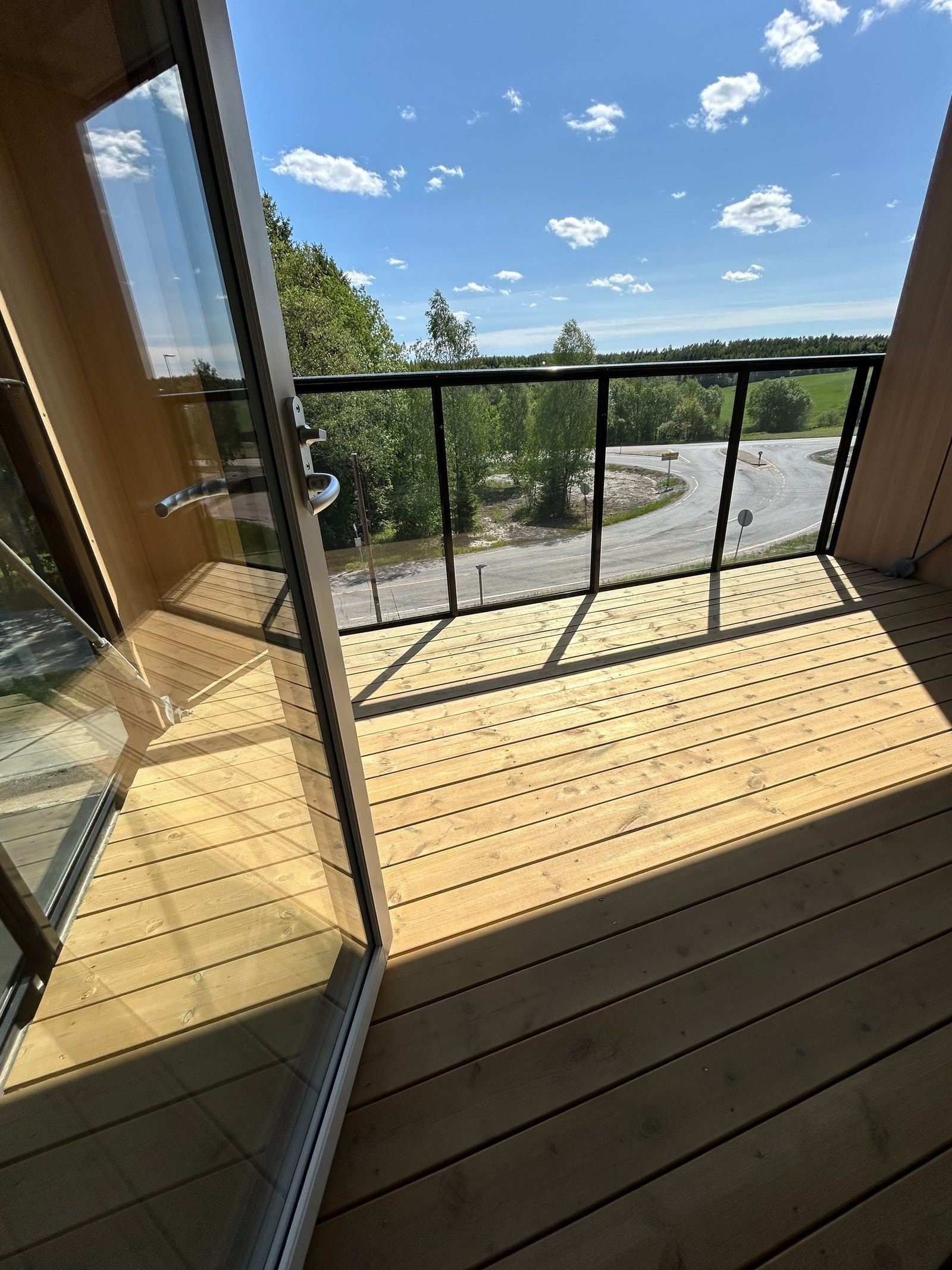 Romslig balkong med glassrekkverk og herlig utsyn – perfekt for møblering. Galleribilde