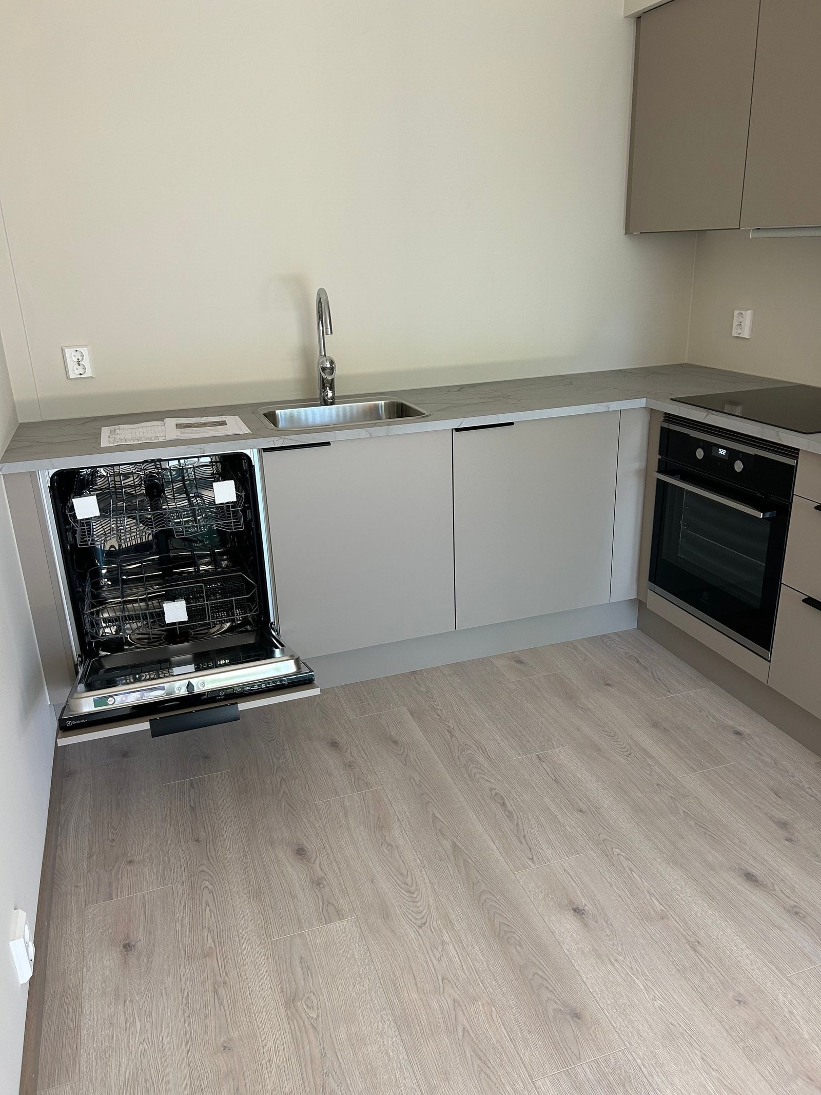 Moderne kjøkken med tidsriktige materialvalg. Alt av hvitevarer medfølger Galleribilde