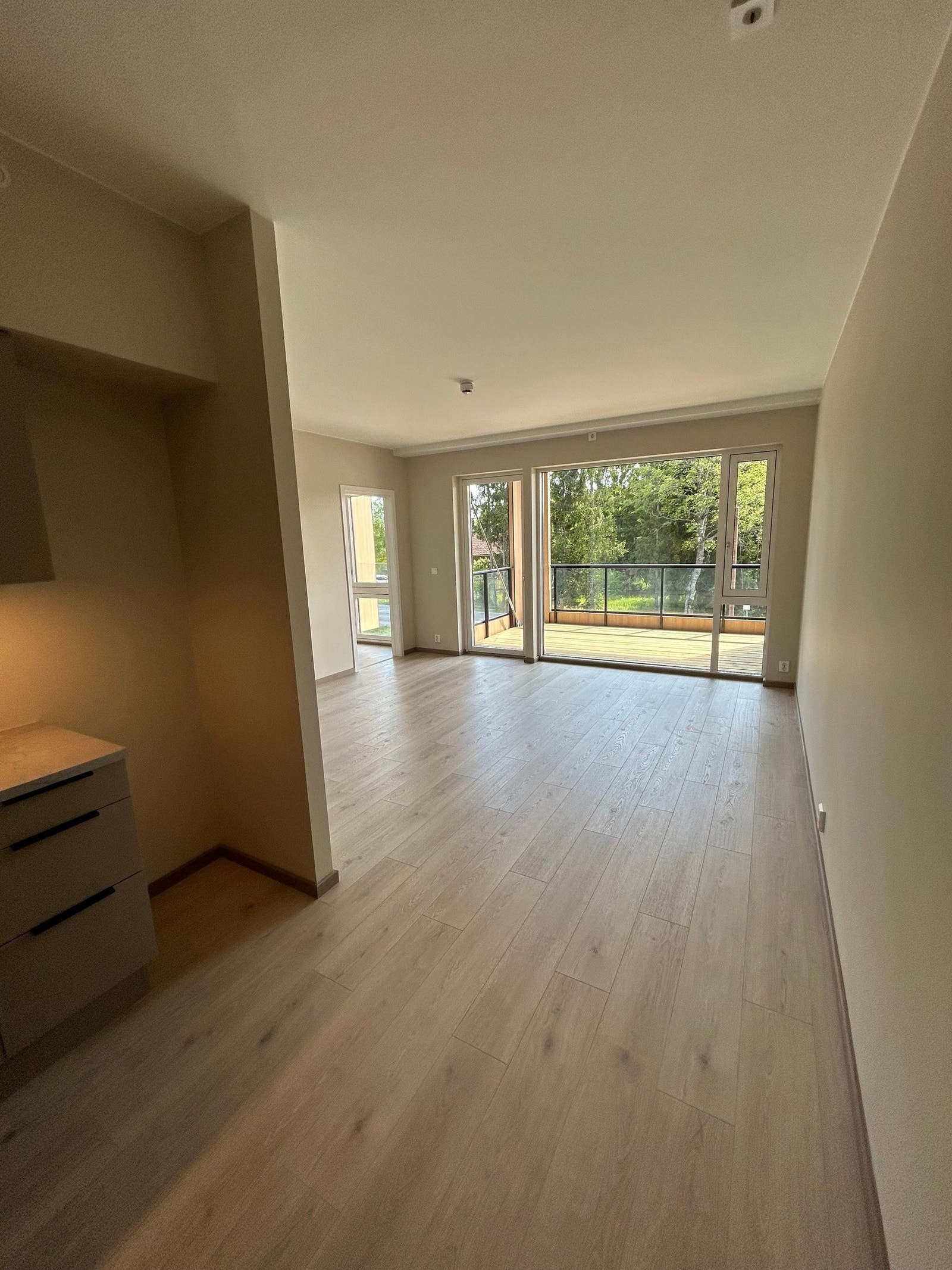 Lys og åpen stue med gjennomgående parkett. Bildet viser standard ved overtagelse i 2023 Galleribilde