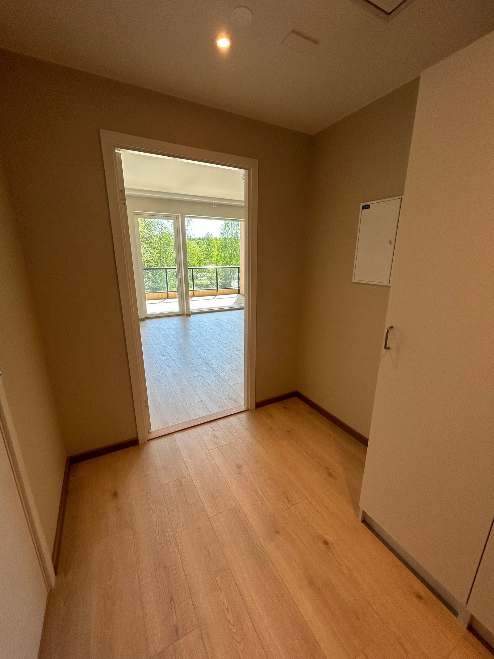 Romslig gang med moderne parkett og god plass. Bildet viser standard ved overtagelse i 2023 Galleribilde