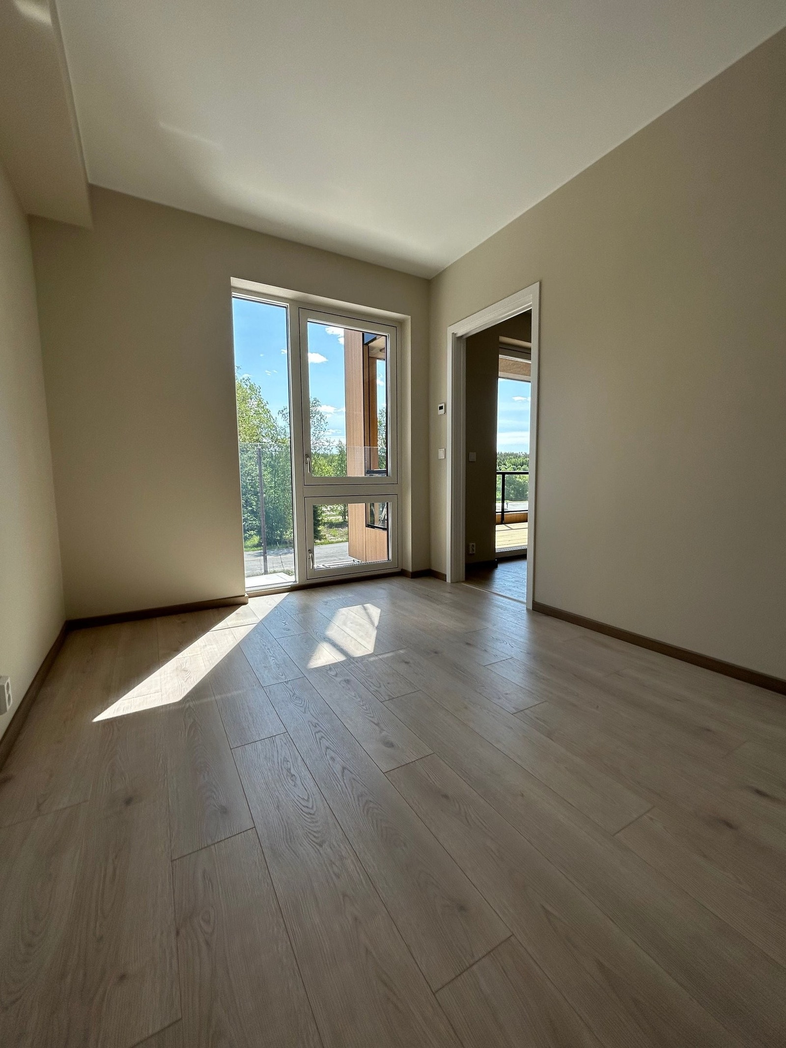 Store vindusflater som gir mye naturlig lys. Merk: Alle vinduer har elektriske solgardiner Galleribilde