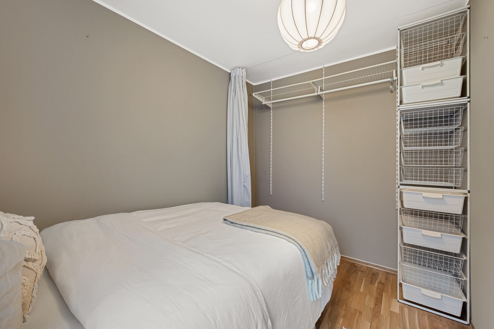 - Det er laget til en plassbygget oppbevaringsløsning som enkelt kan skjules ved hjelp av gardiner - Galleribilde