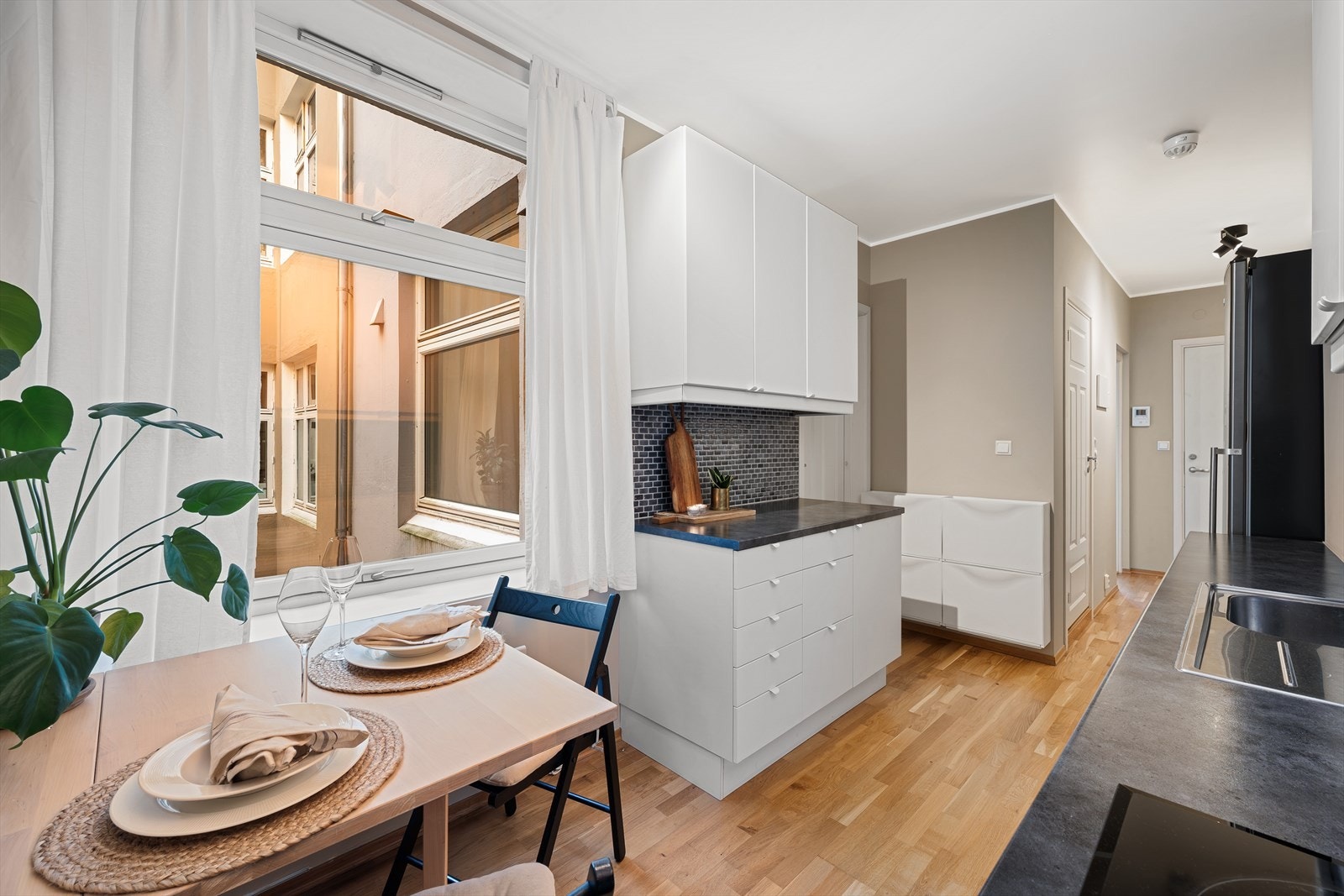 - Kjøkkenet har godt med lagringsplass i skap og dype skuffer, samt en romslig benkeoverflate - Galleribilde