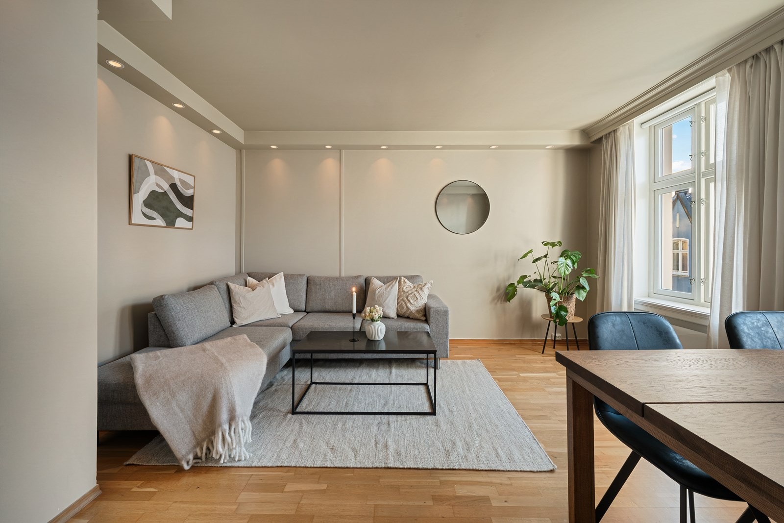 - Innfelte downlights i himling gir et moderne uttrykk og god belysning - Galleribilde