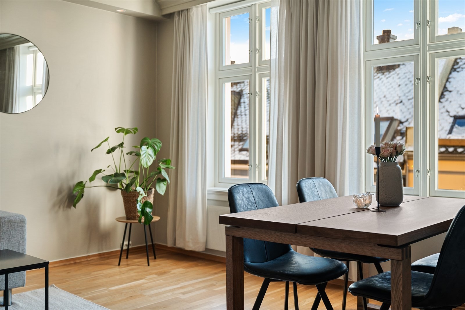 - Stuen har også store vindusflater som gir godt med lysinnslipp og et fint lys i rommet. Det ble i 2018 satt inn nye vinduer på kjøkken og i stue - Galleribilde